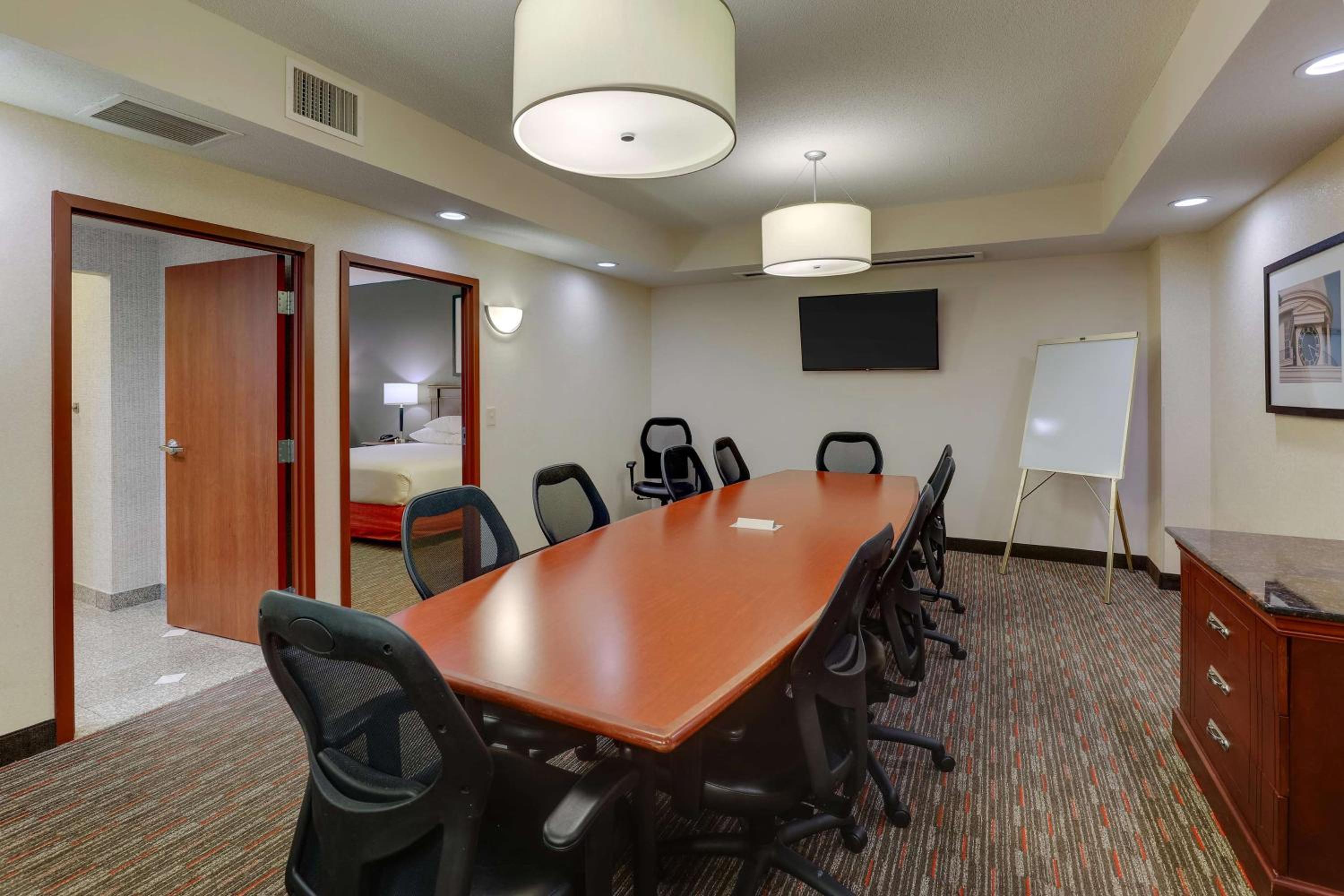 Deluxe King Meeting Room, 2 Rooms - Accessible , Tub photo 2