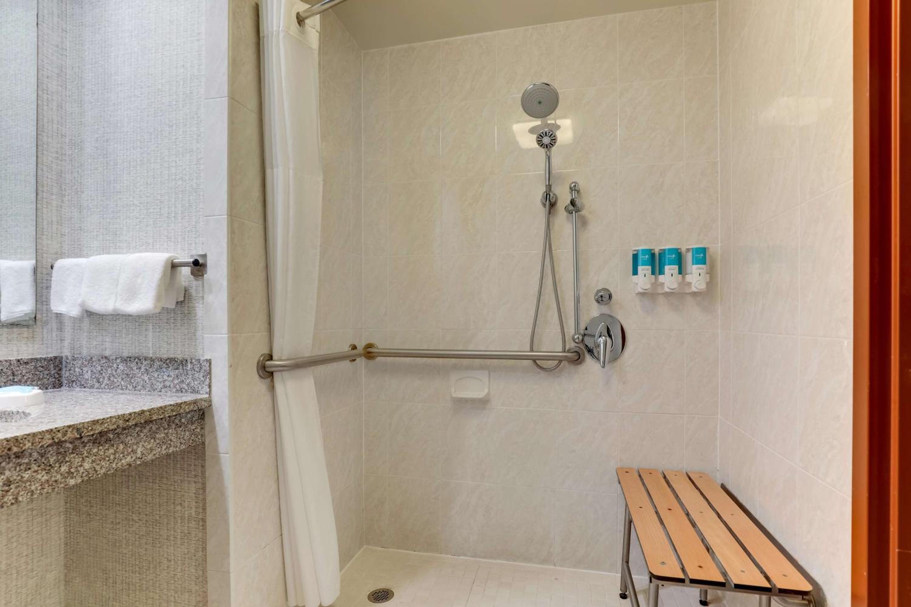 Deluxe King Room - Accessible, Roll-in Shower photo 3