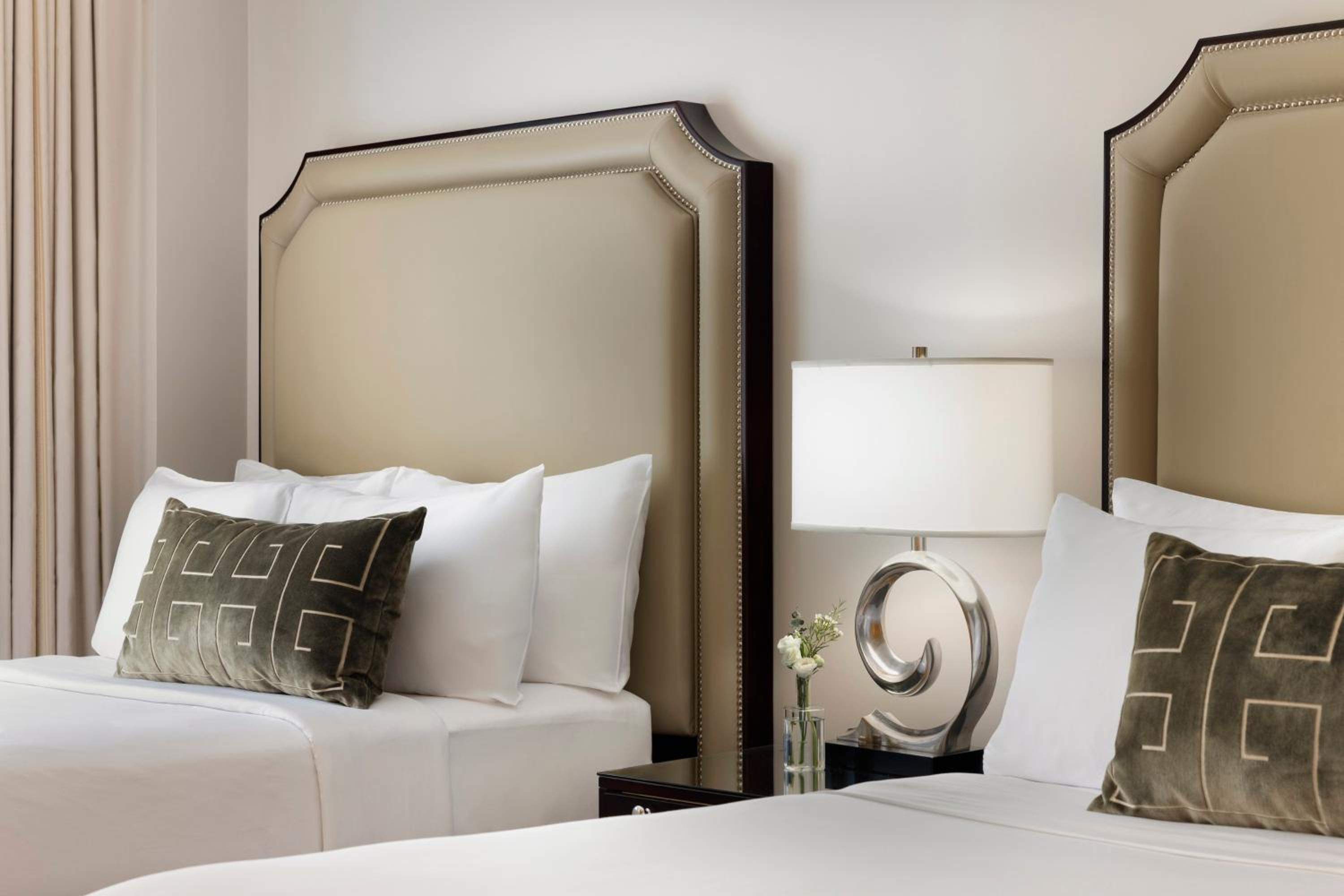 Deluxe Double Room with Two Double Beds thumbnail 5