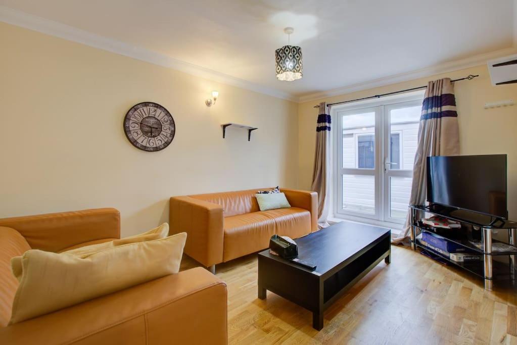 Six-Bedroom House photo 1
