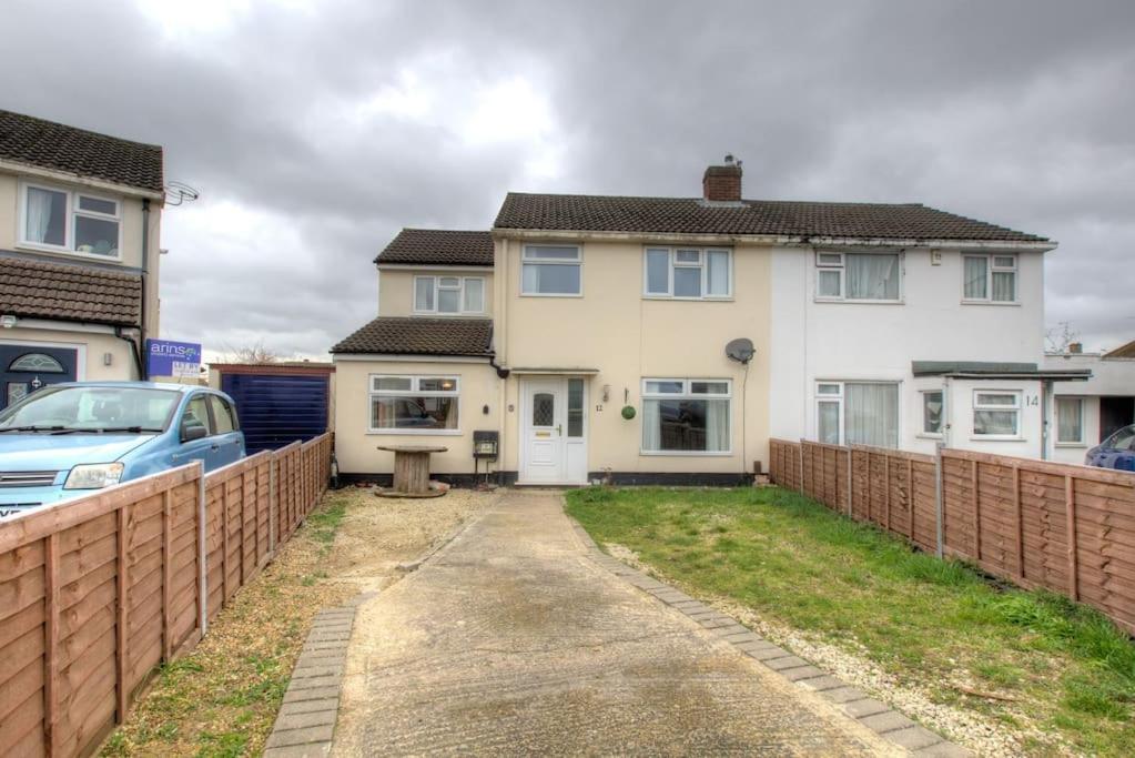 Six-Bedroom House photo 3
