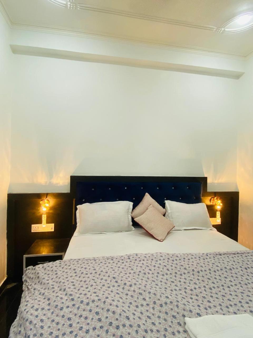 Queen Room with Balcony photo 3