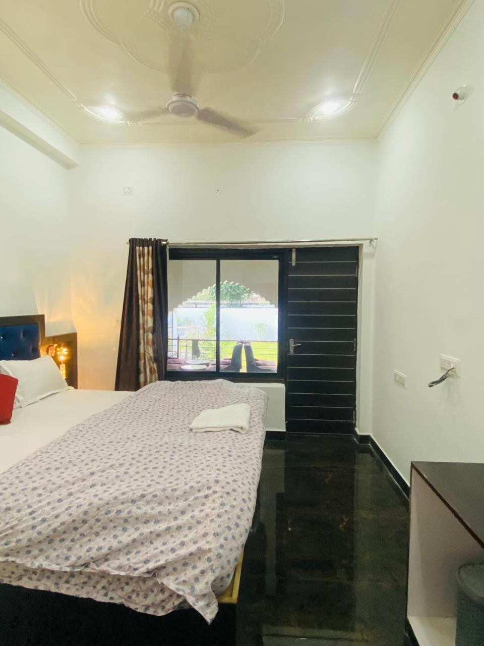 Queen Room with Balcony photo 2