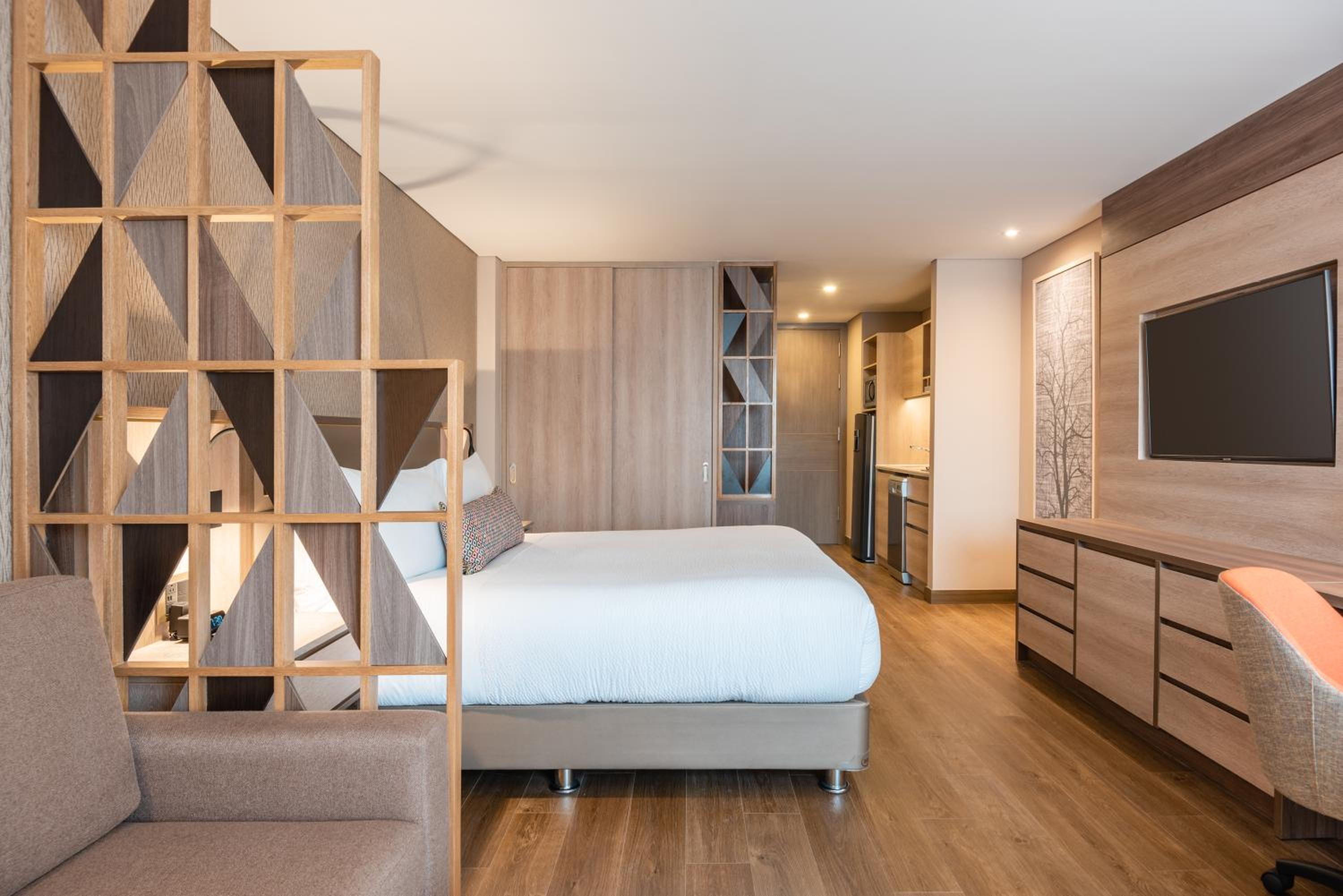 Studio suite with 1 King, Sofa bed, City view - Photo 1