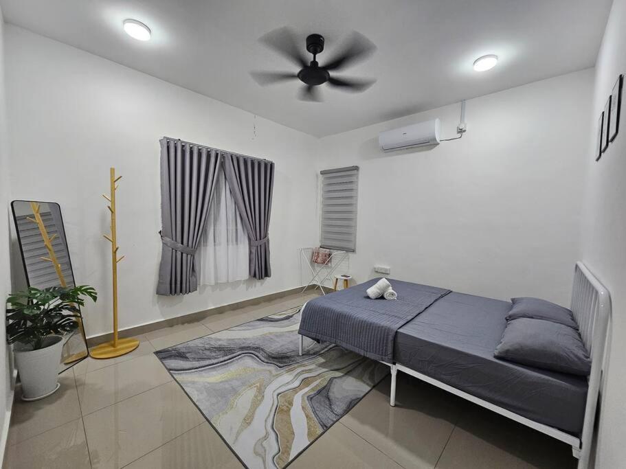 Three-Bedroom House photo 3