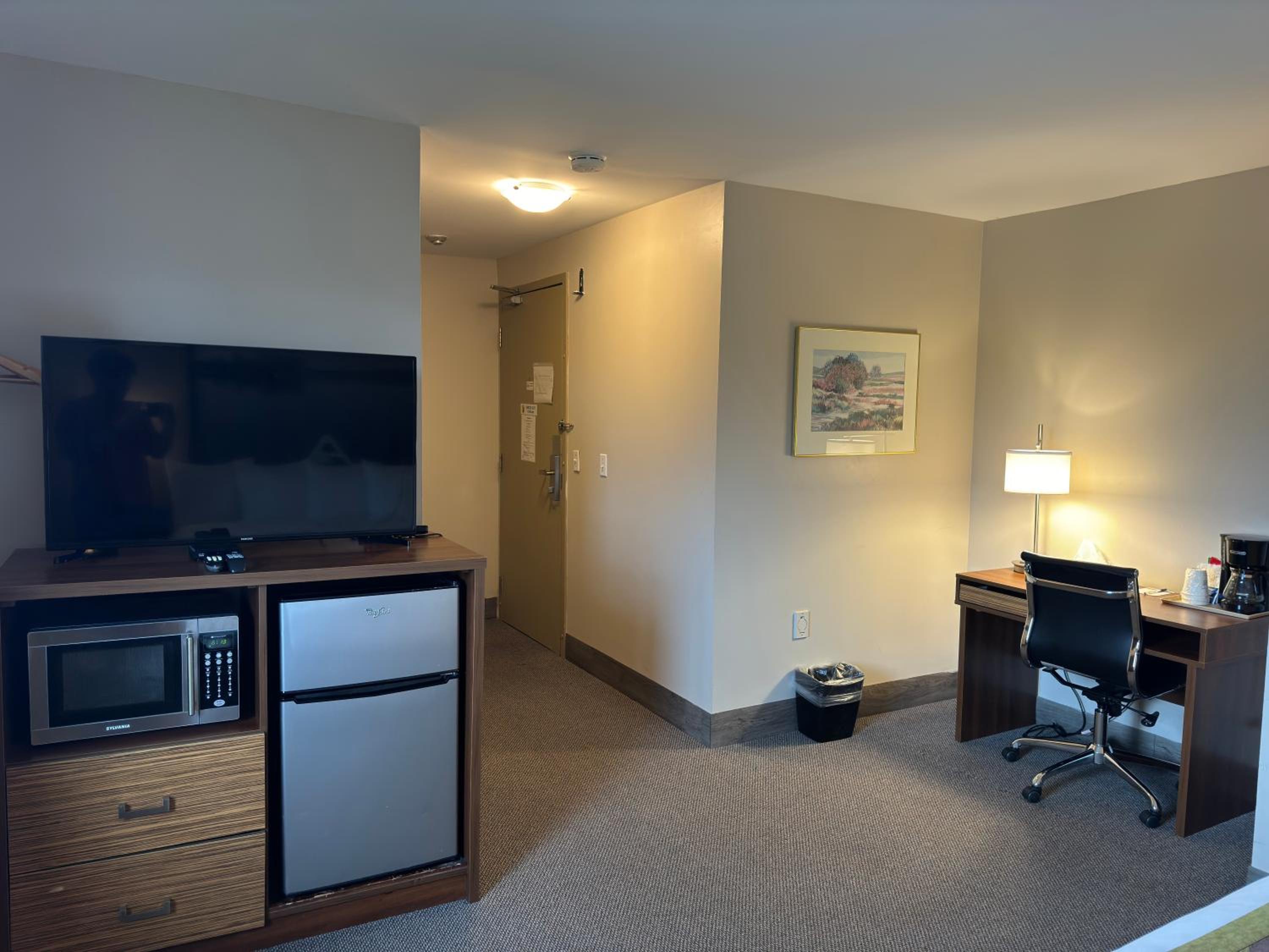 King Suite - Non-Smoking - Photo 3