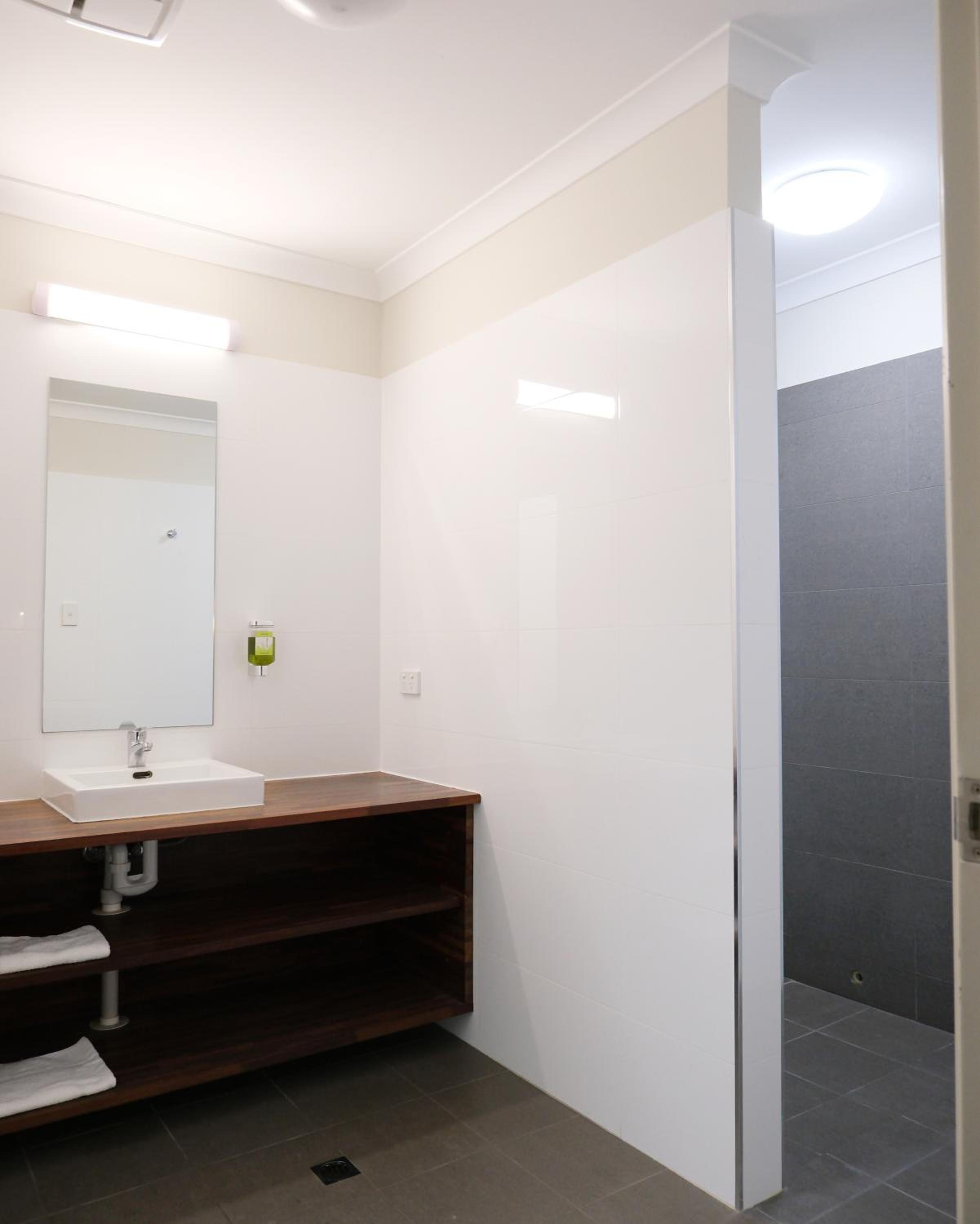 Deluxe Twin Room without Window photo 2