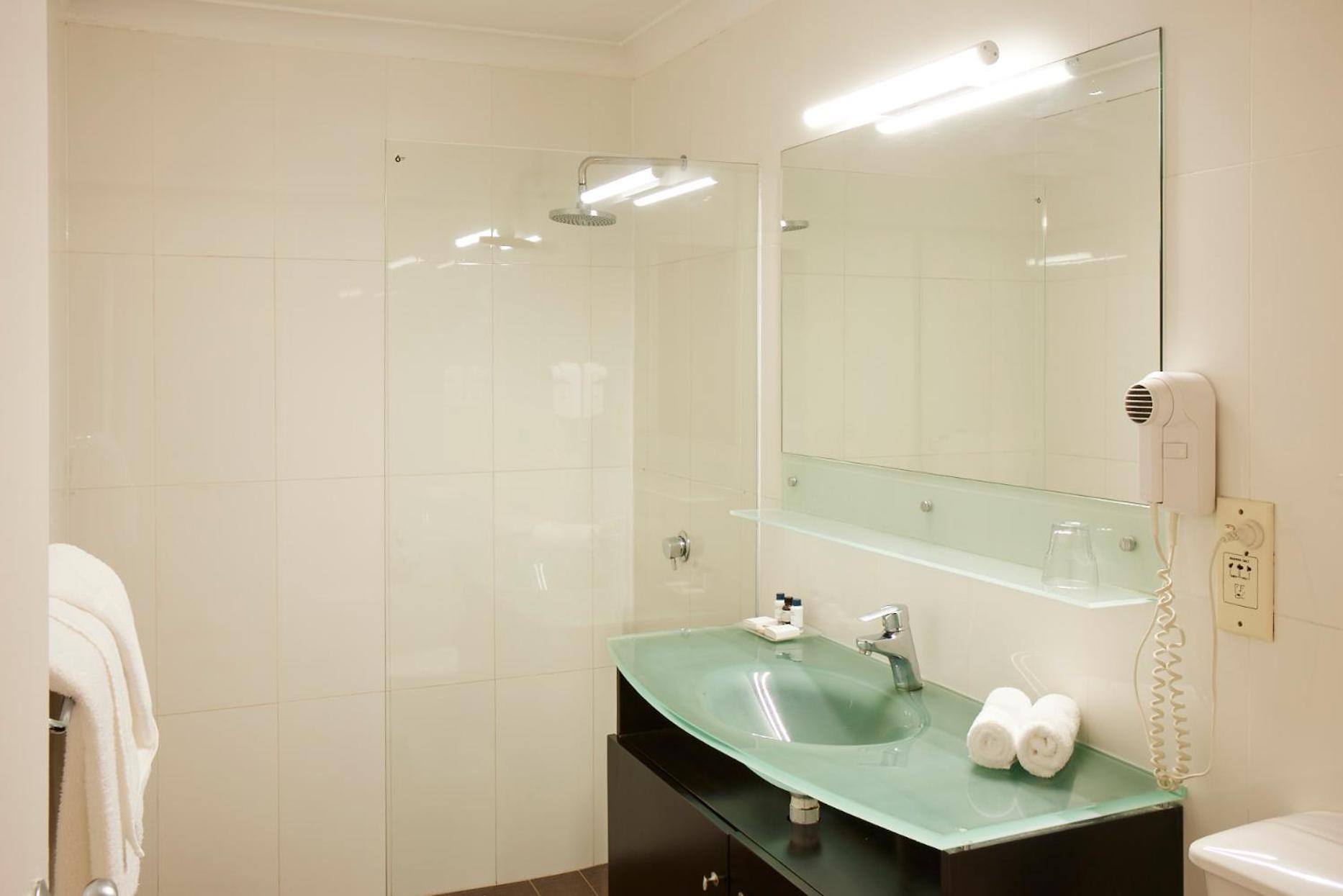 Accessible Queen Room photo 3