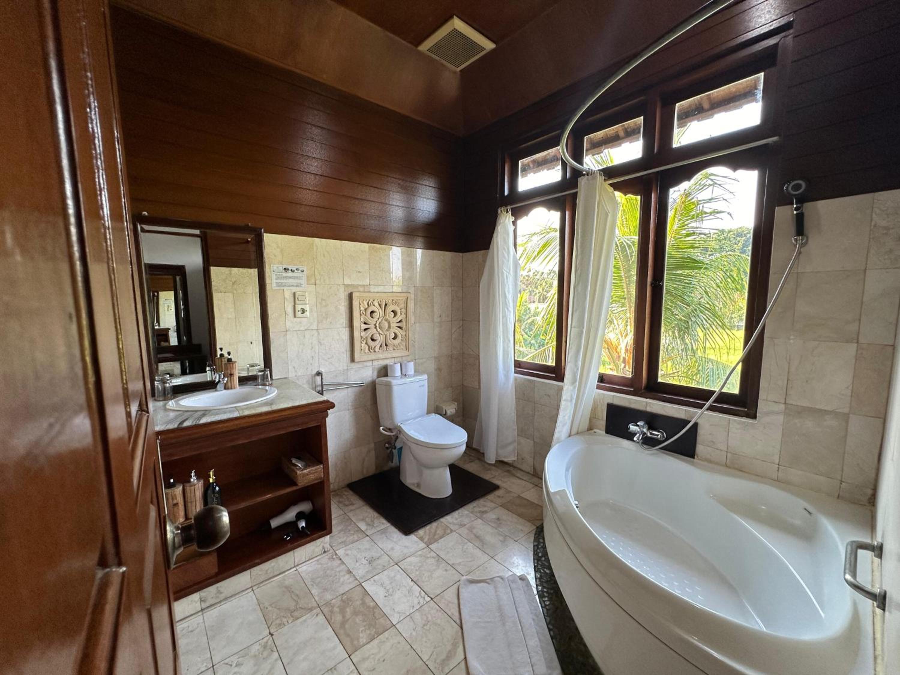 Deluxe Treetop Cottage photo 2