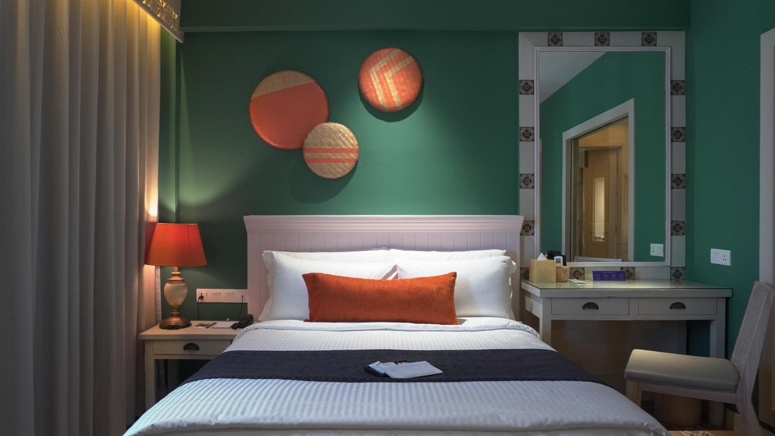 Deluxe Queen Room - Photo 2