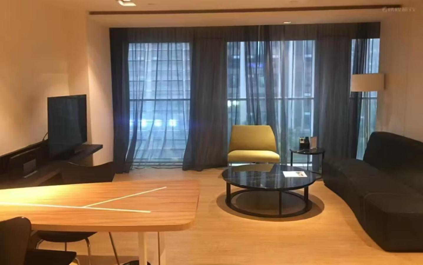 Deluxe One-Bedroom Apartment