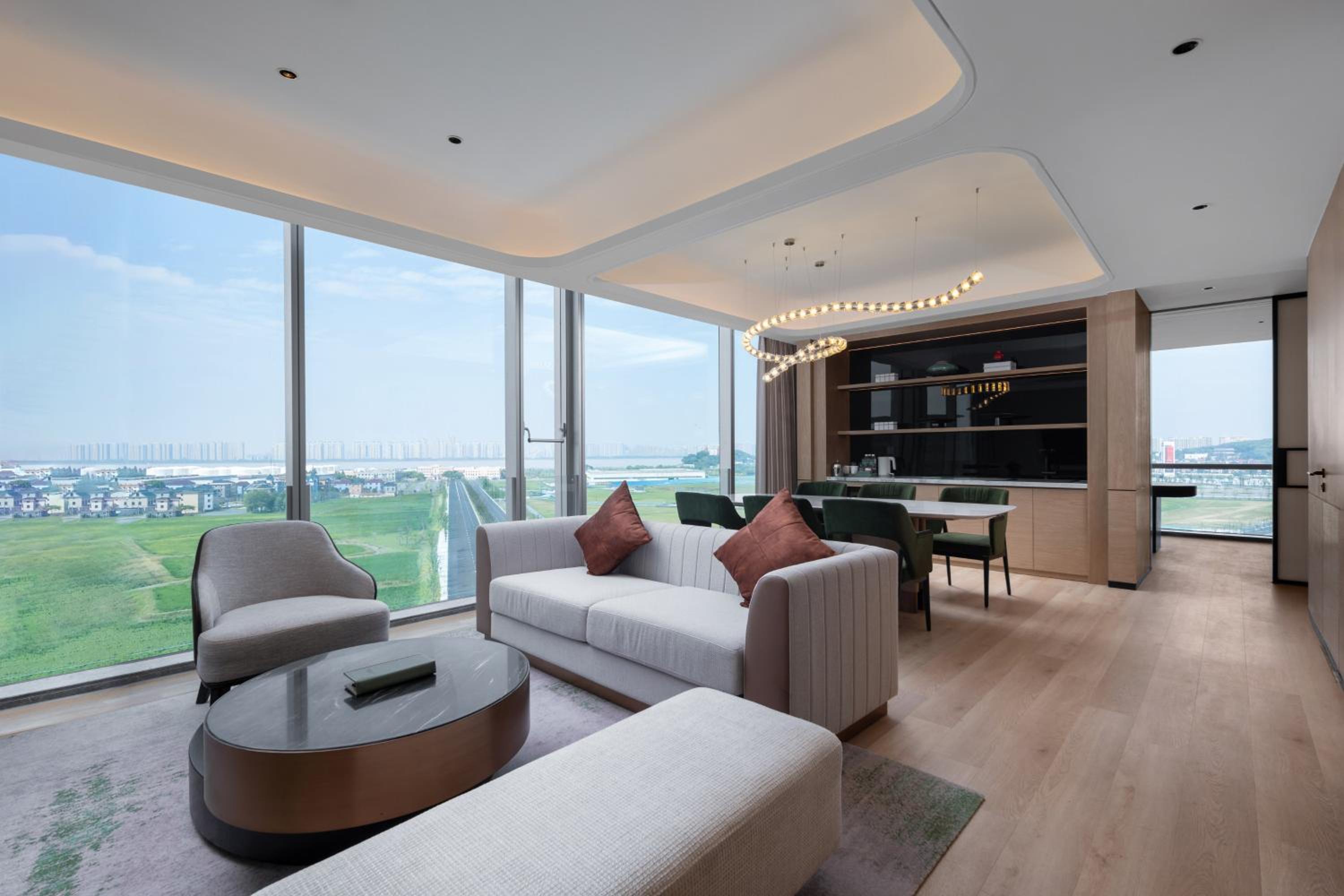 One-Bedroom King Suite with Dining Area