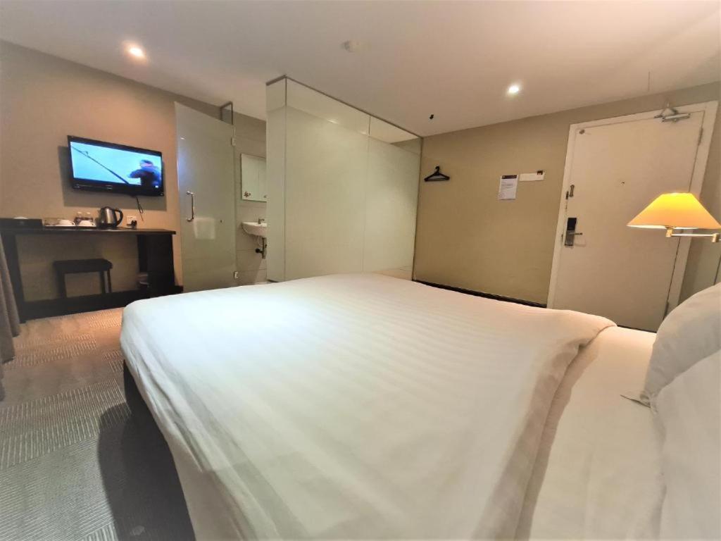 Deluxe Queen Room