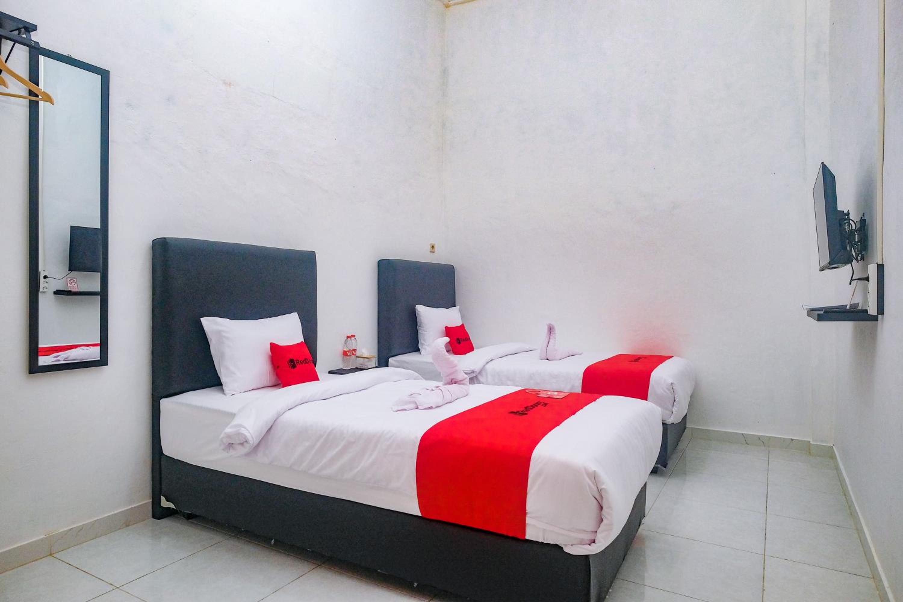 Standard Twin Room - Photo 9