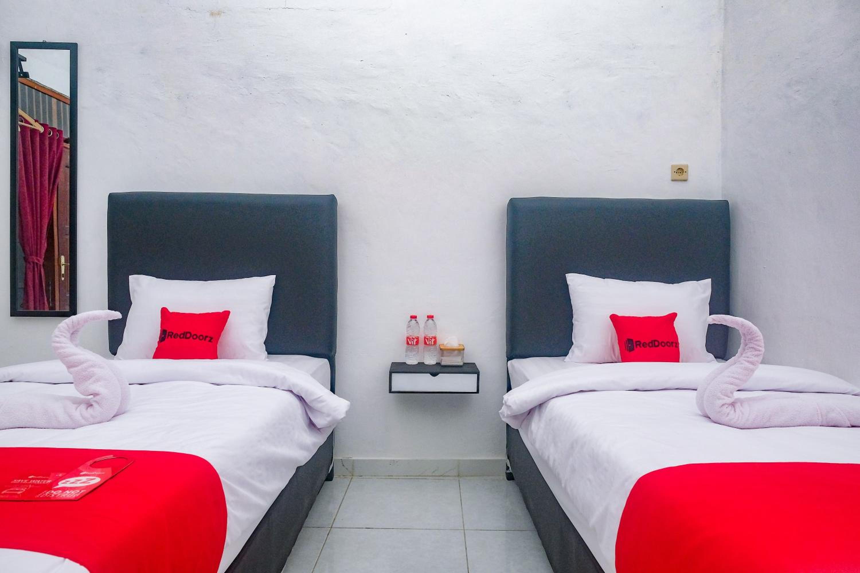 Standard Twin Room - Photo 7