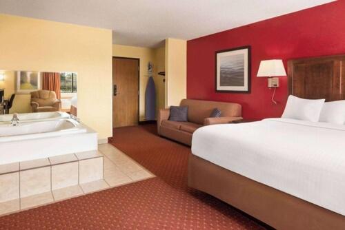 King Suite with Jetted Tub - Non-Smoking - Photo 4
