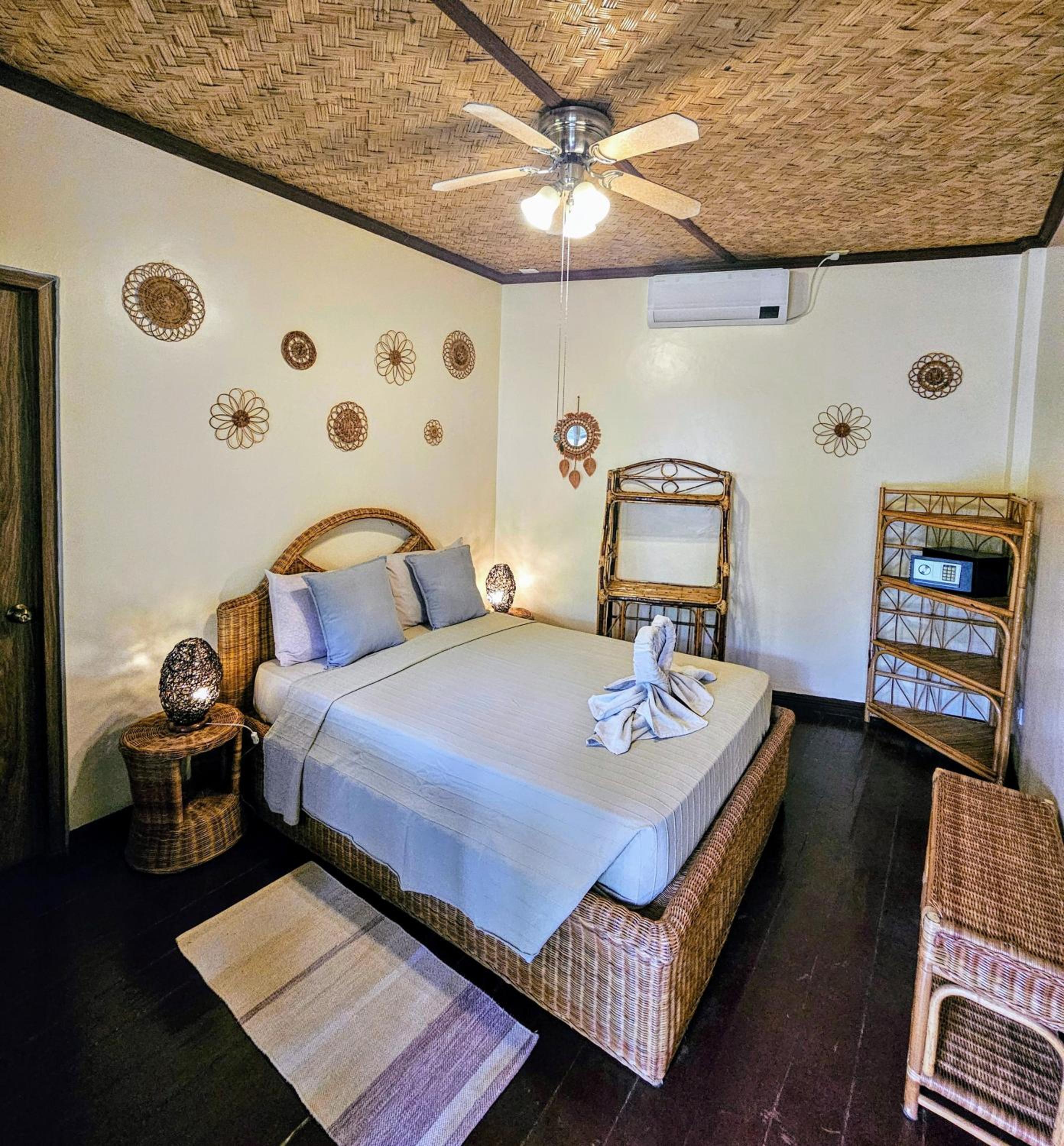 Deluxe Double Room with Balcony - Photo 2