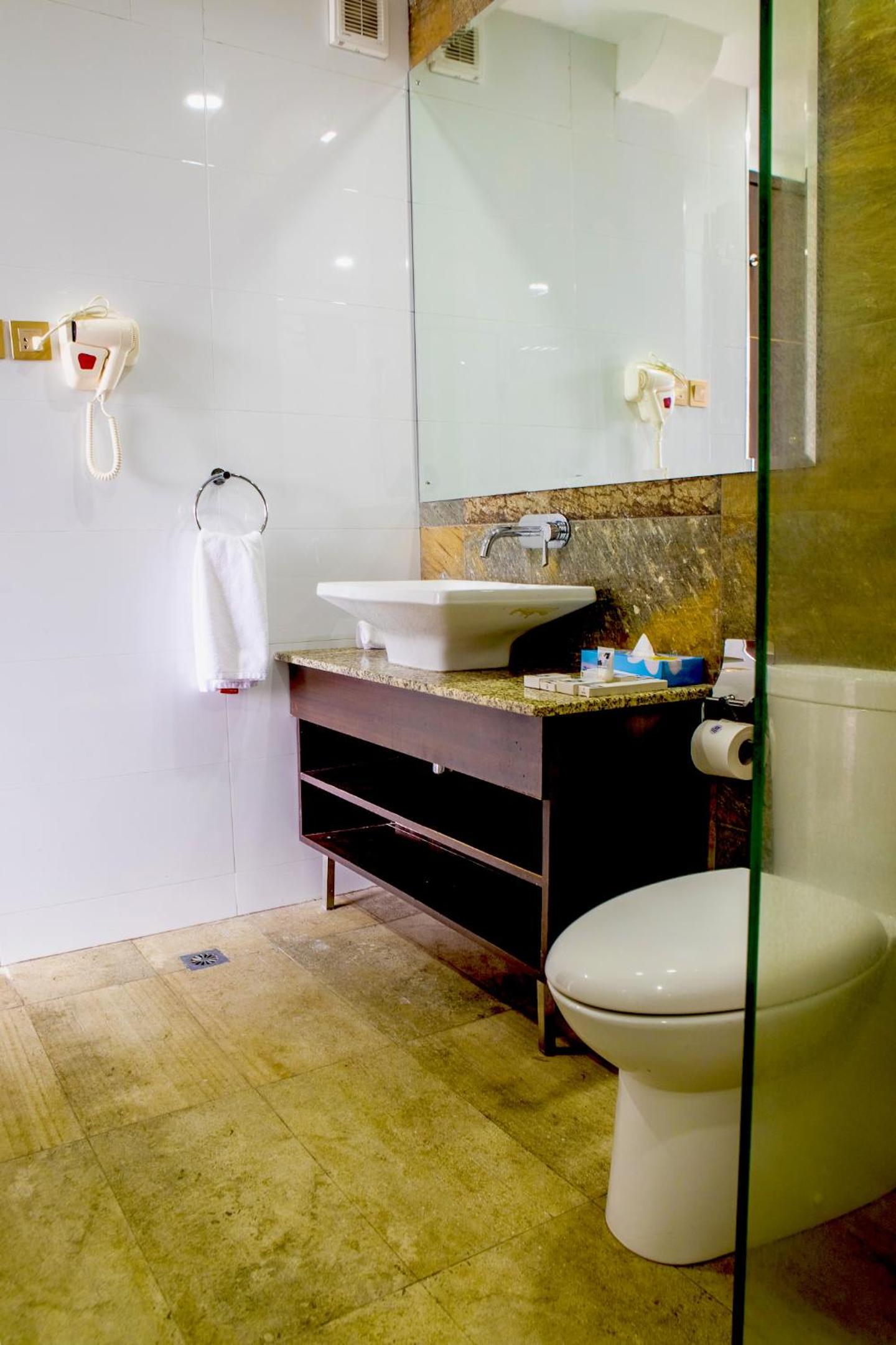 Executive Suite - Photo 6