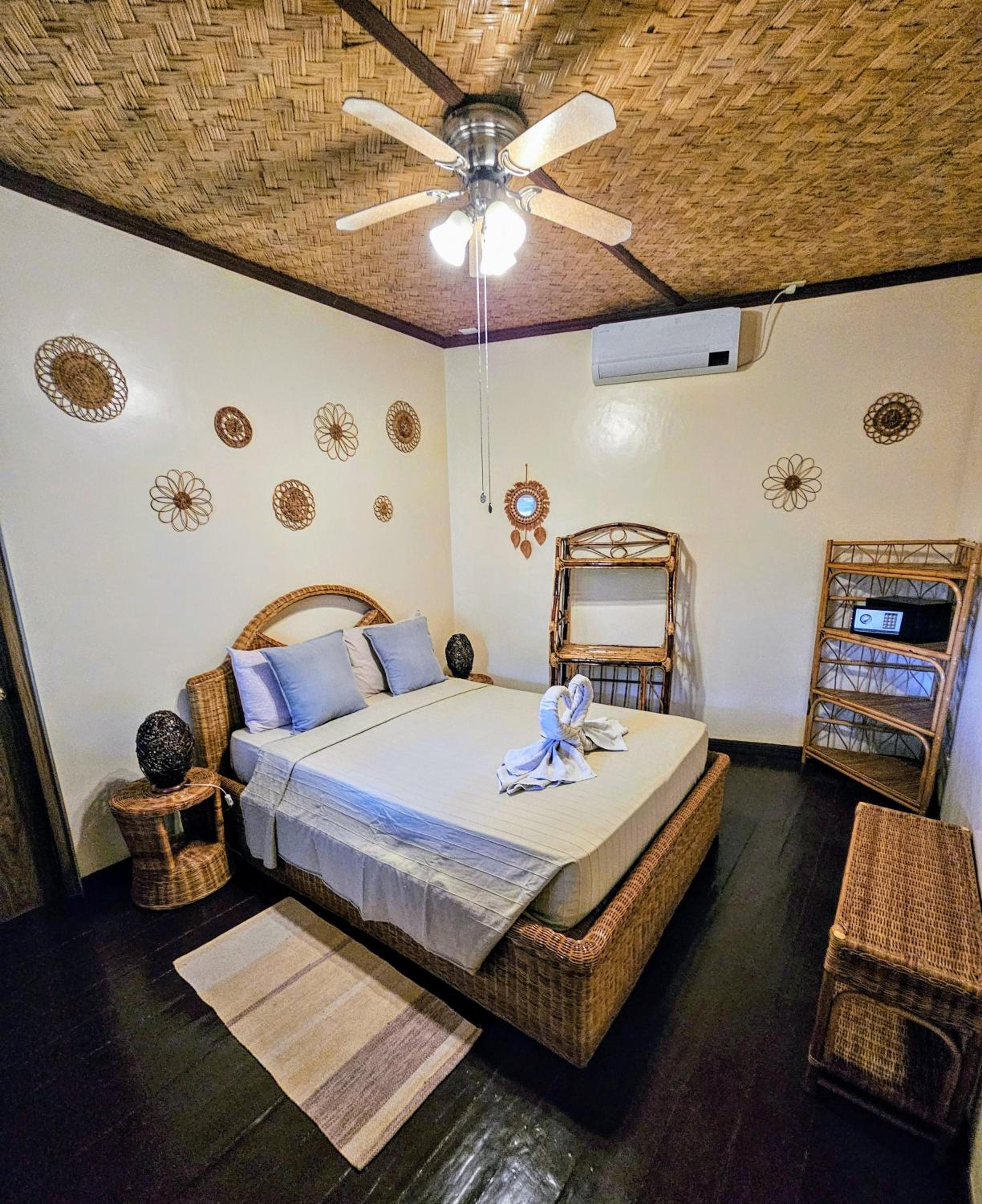 Deluxe Double Room with Balcony - Photo 6