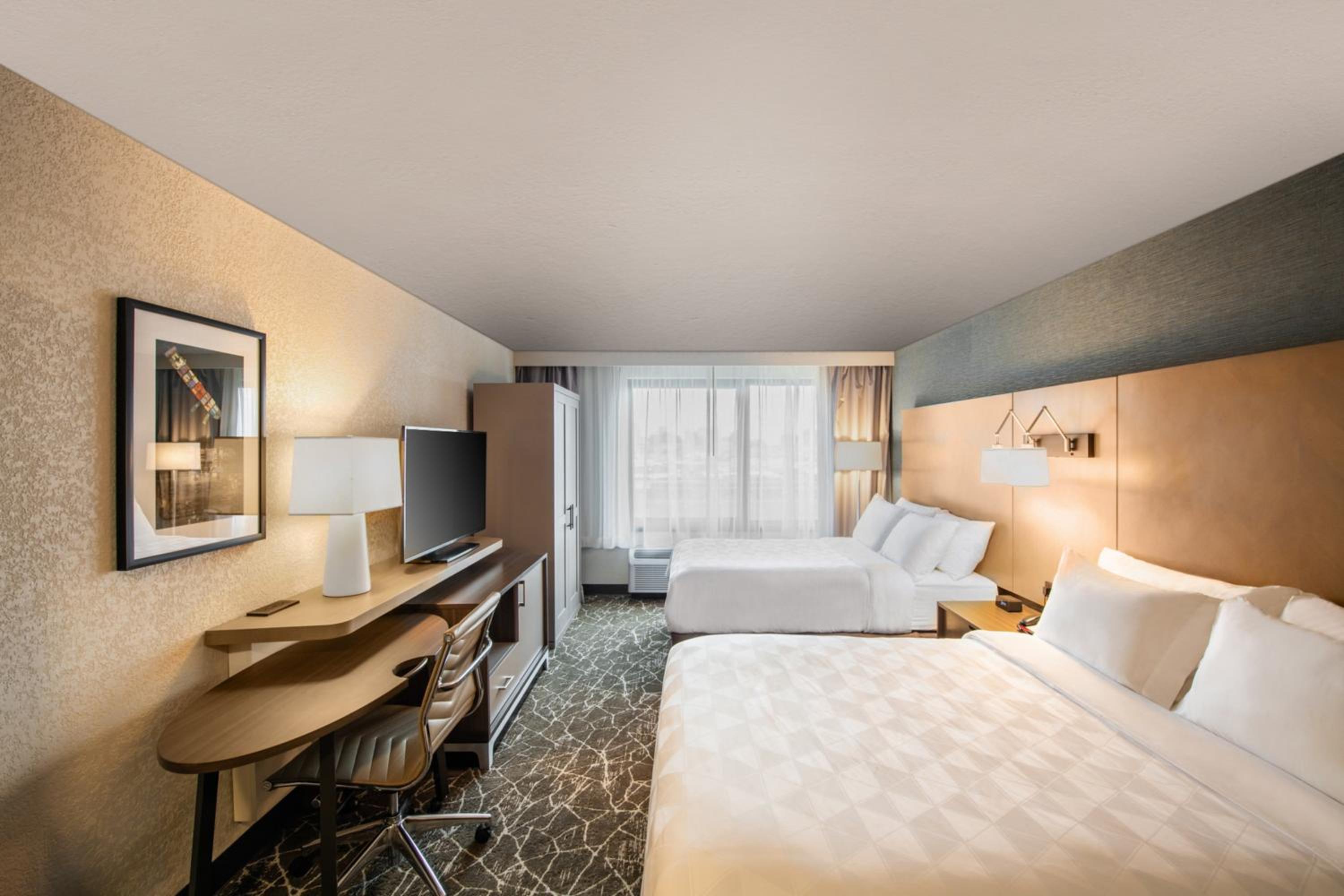 Standard Room with Two Queen Beds - Photo 6