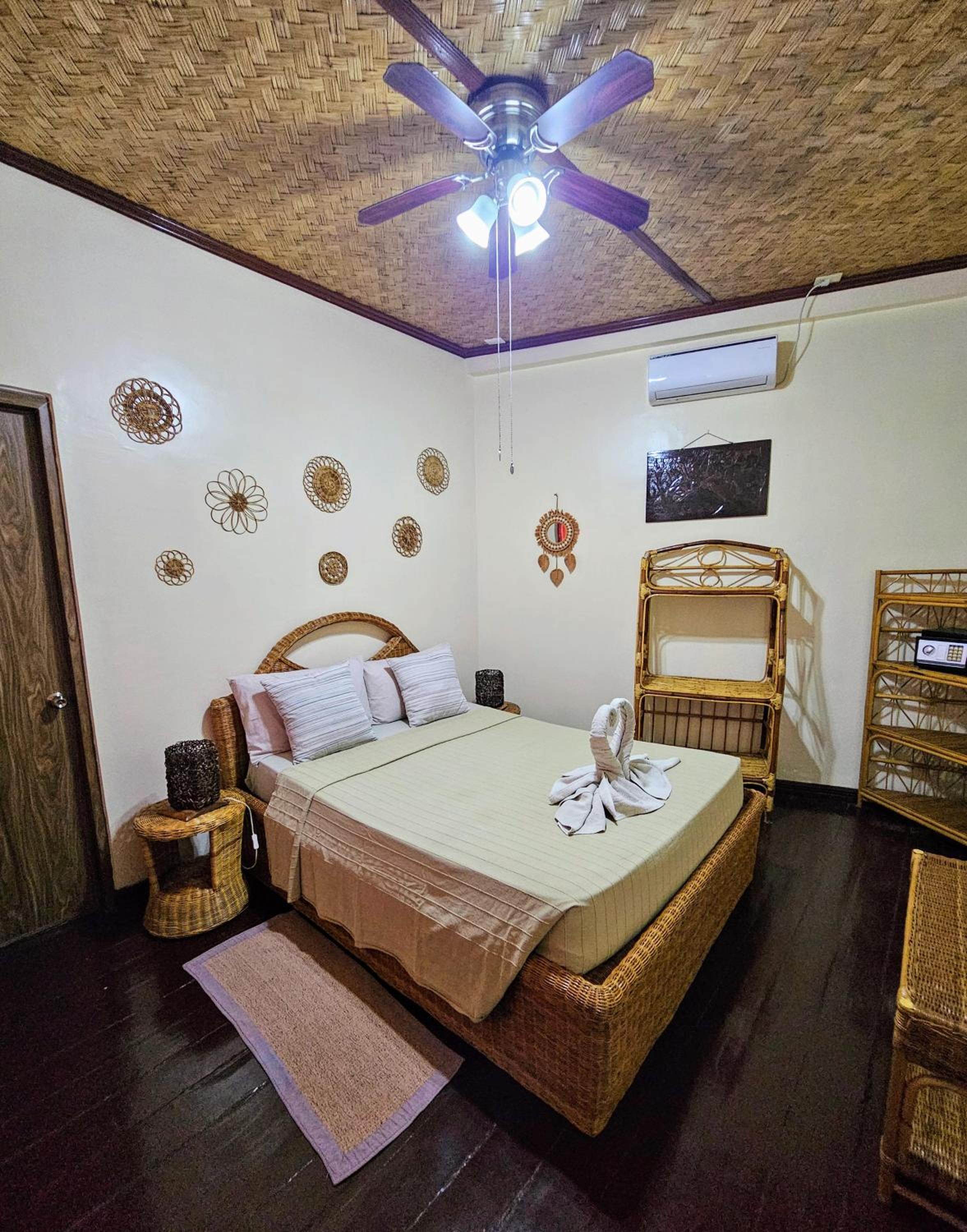 Deluxe Double Room with Balcony - Photo 7