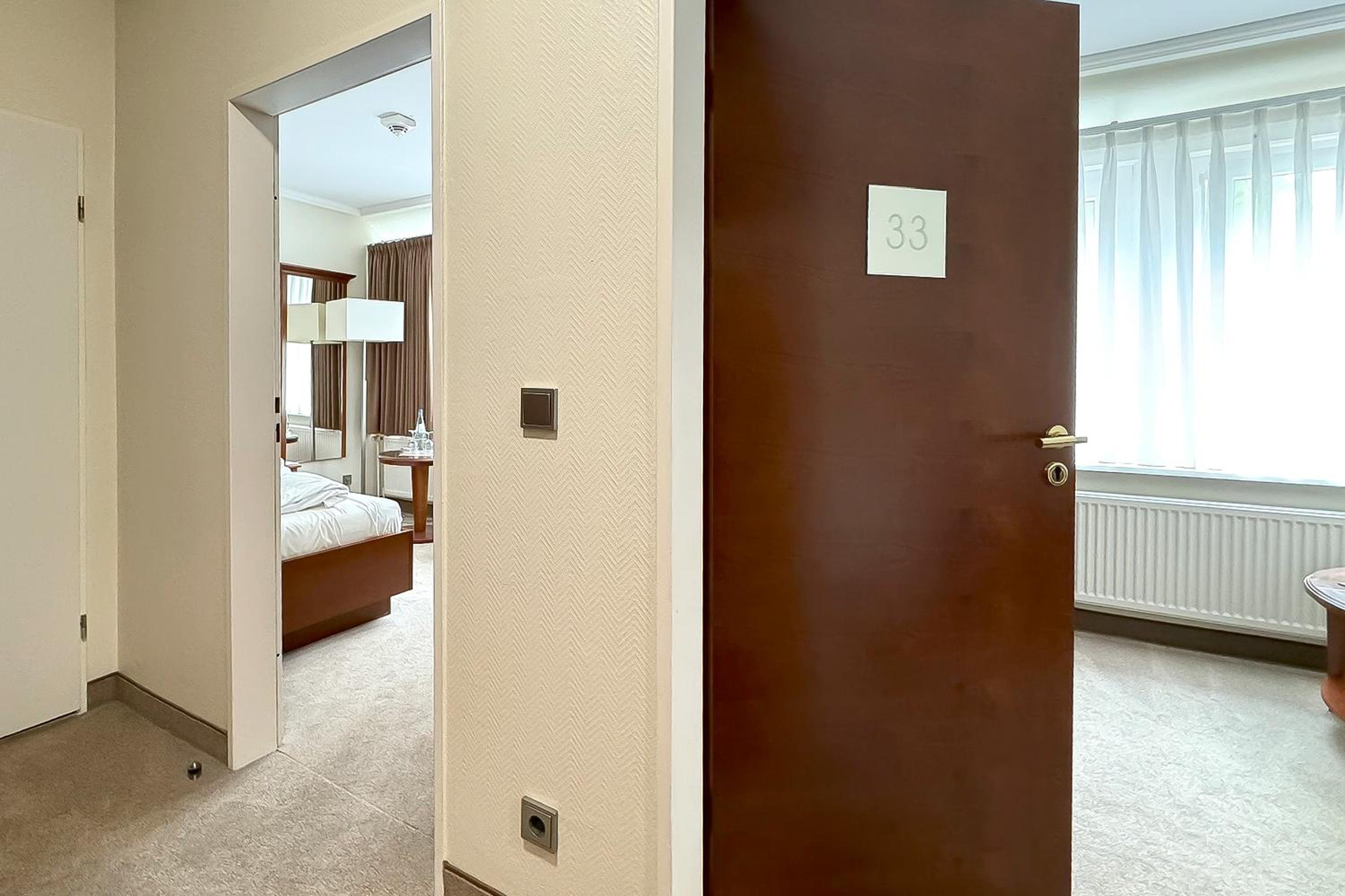 Combi Double Room with 2 Single Rooms  - Photo 4