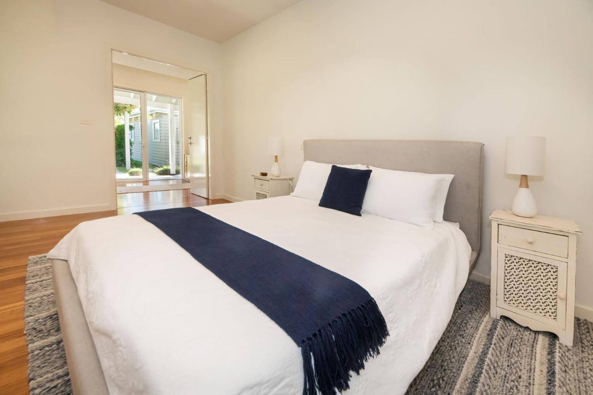 Six-Bedroom House photo 1