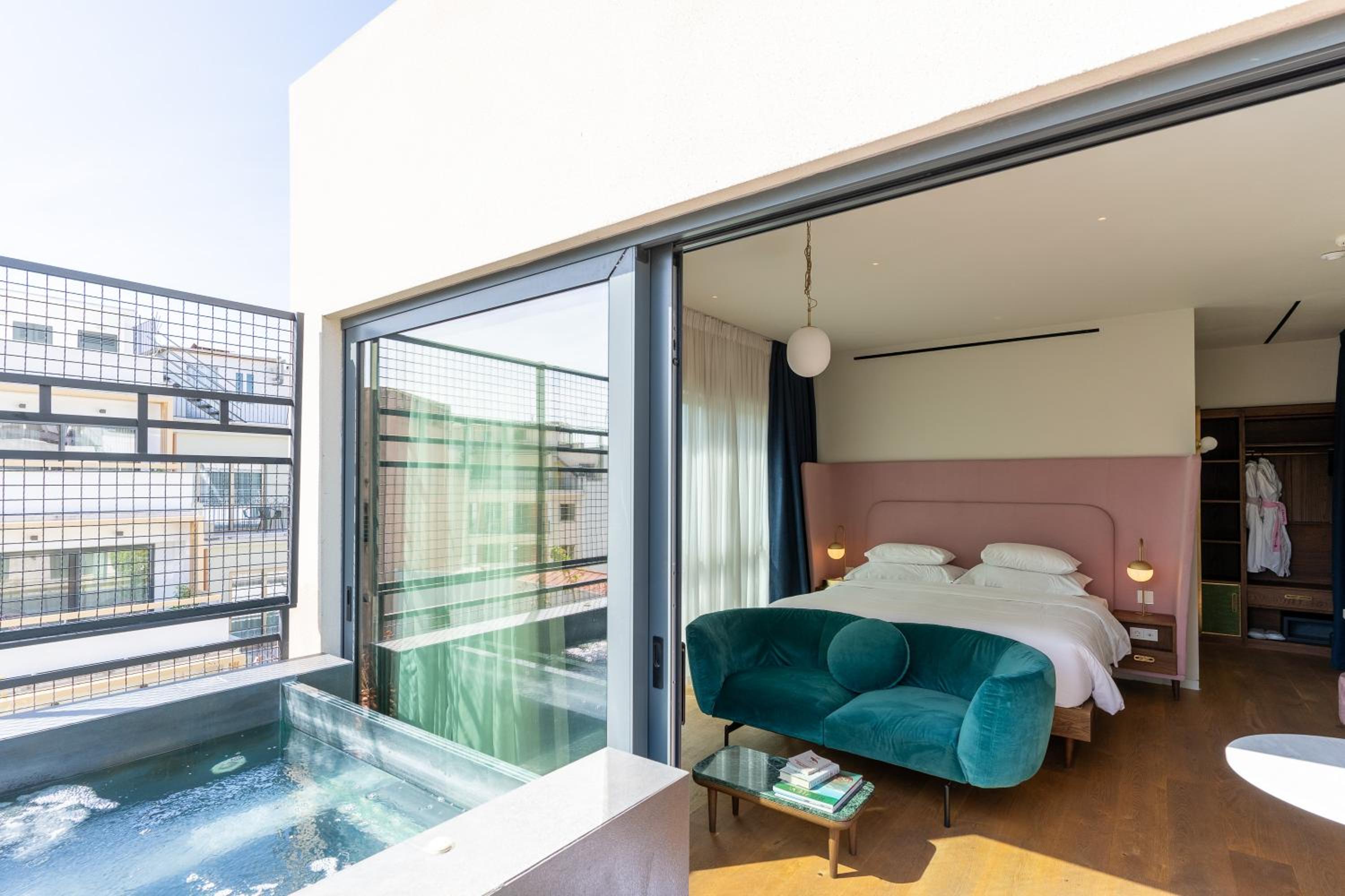 King Suite with Balcony photo 3
