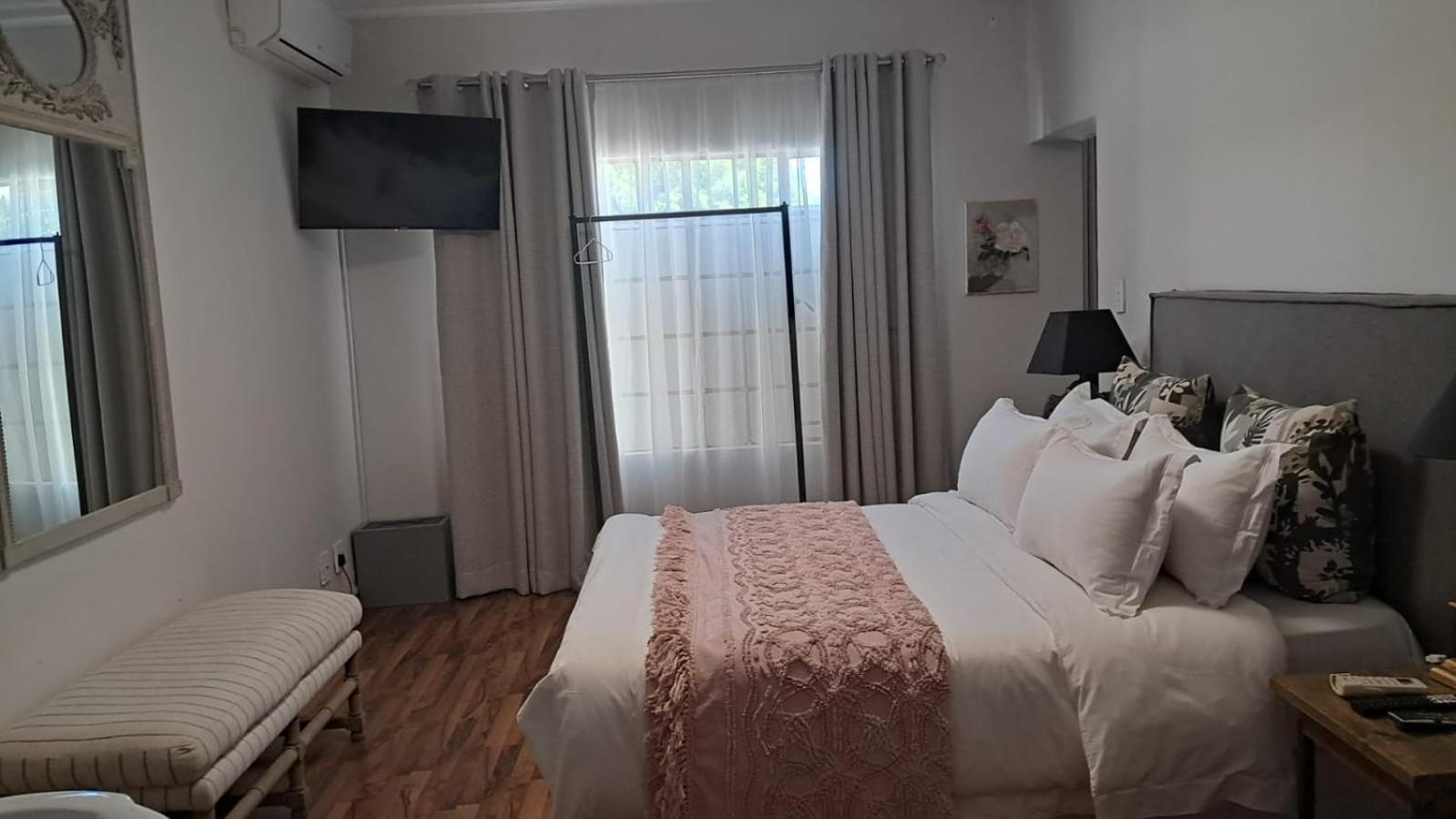 Deluxe Double Room With Bath photo 2