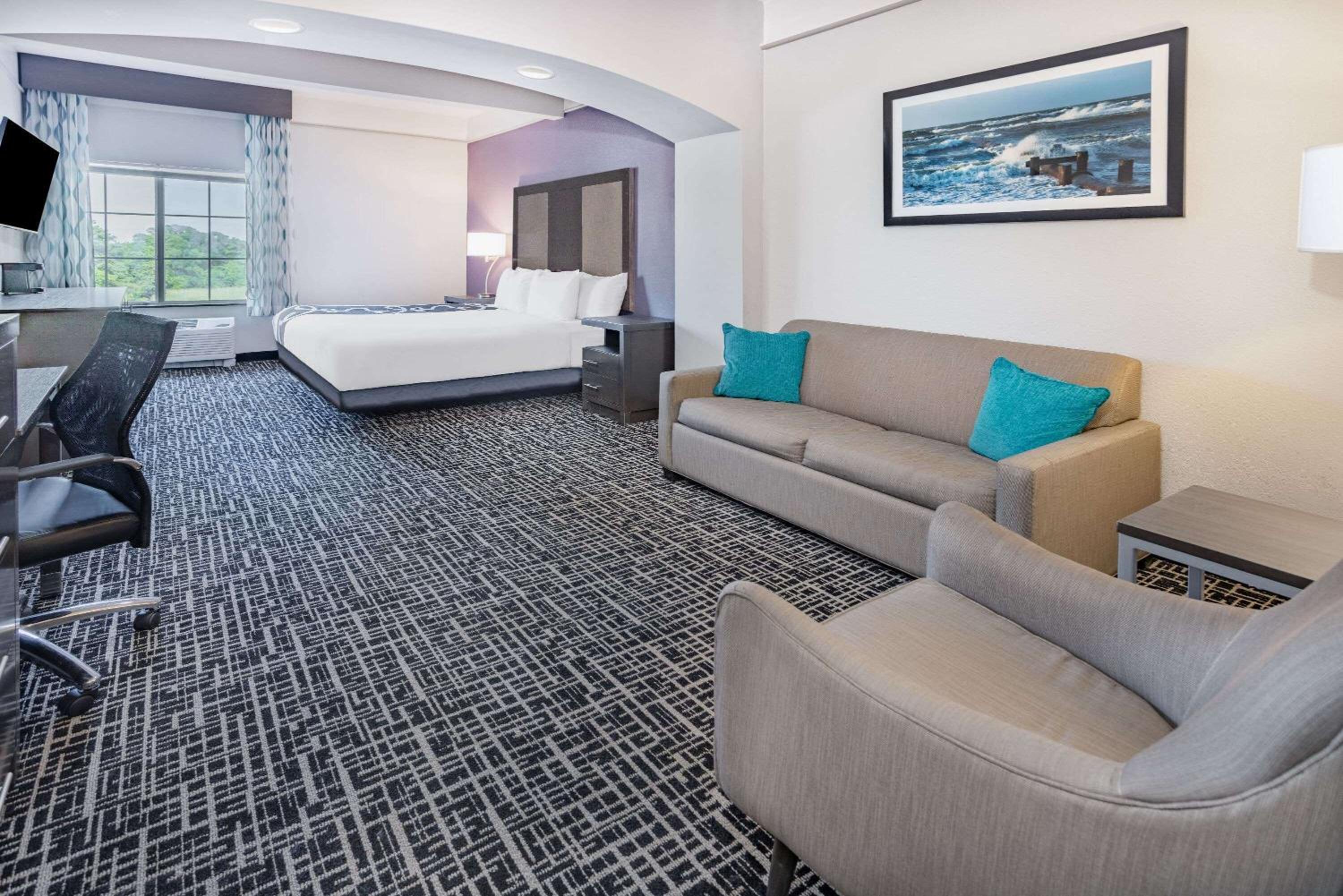Deluxe King Suite with Mobility/Hearing Impaired Access - Non-Smoking photo 1