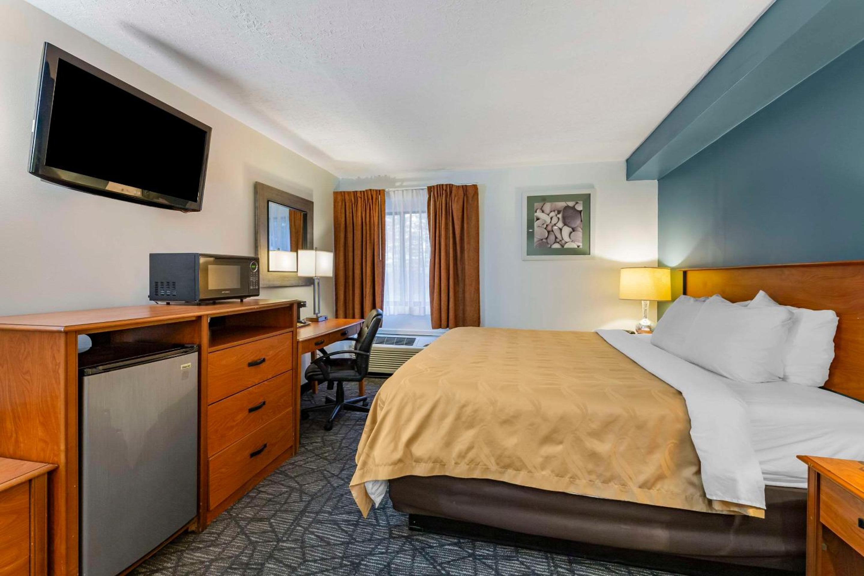 King Room with Hot Tub - Non-Smoking photo 3