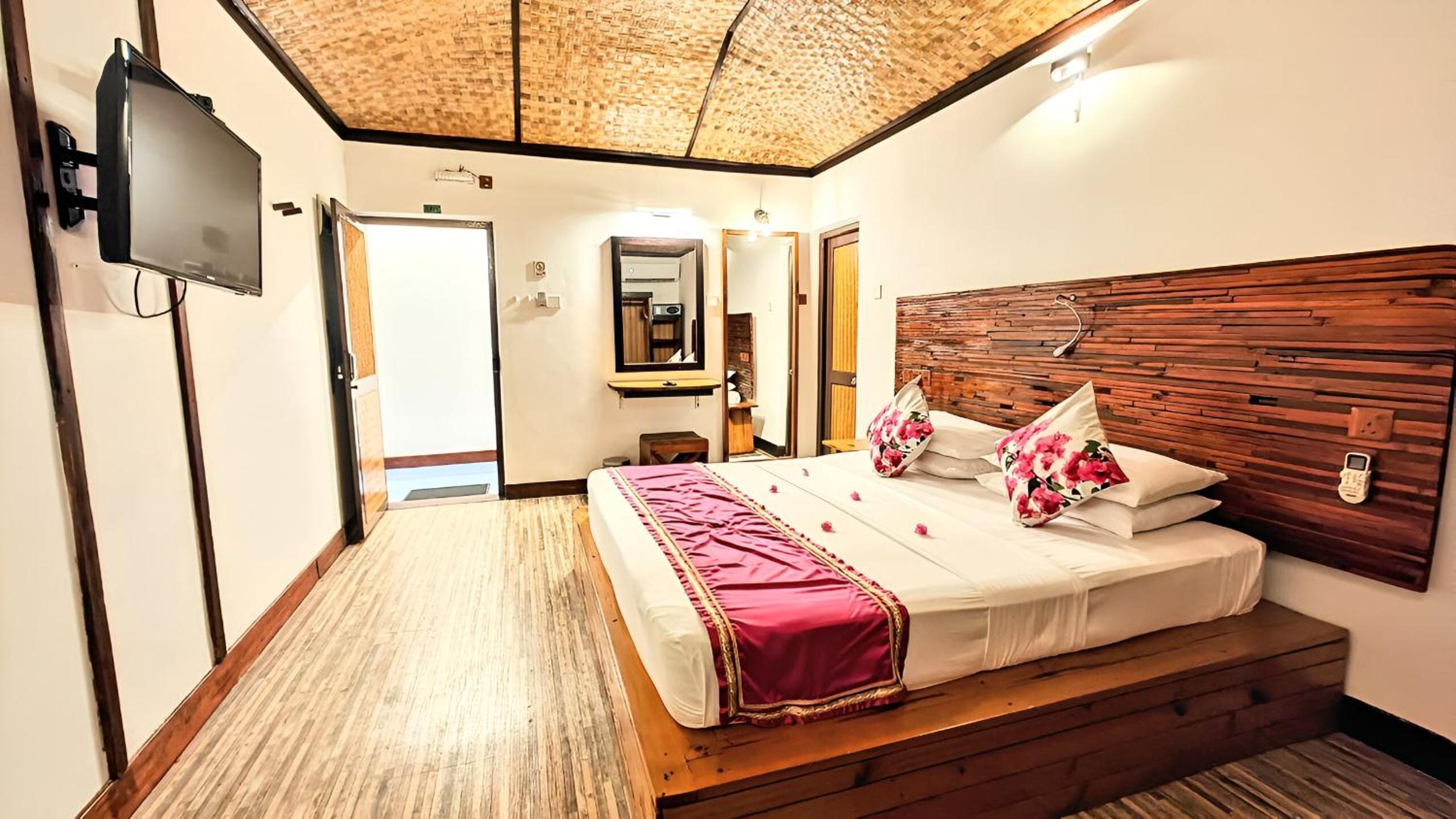 Deluxe King Room photo 2