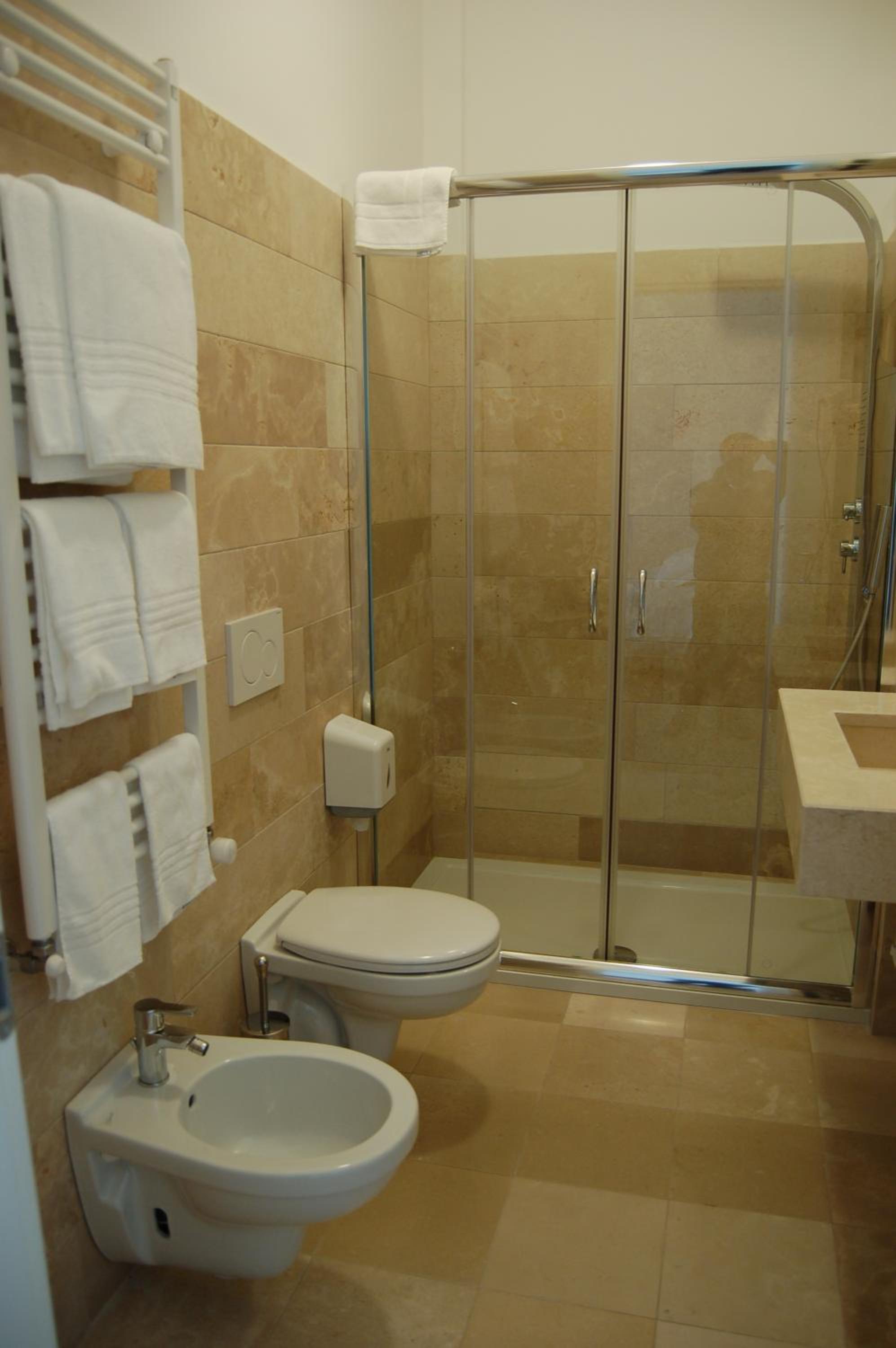 Junior Suite with Balcony and View - Photo 9