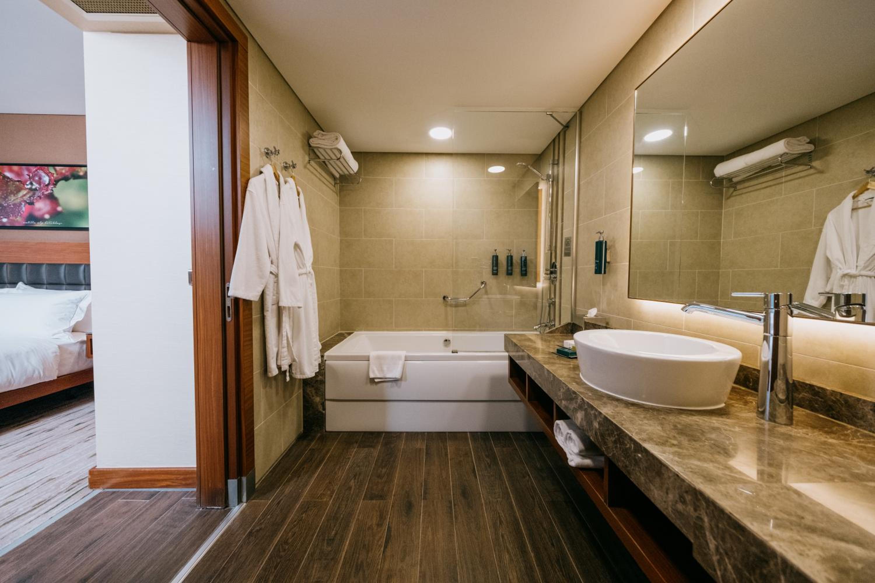 One-Bedroom King Suite with Sea View