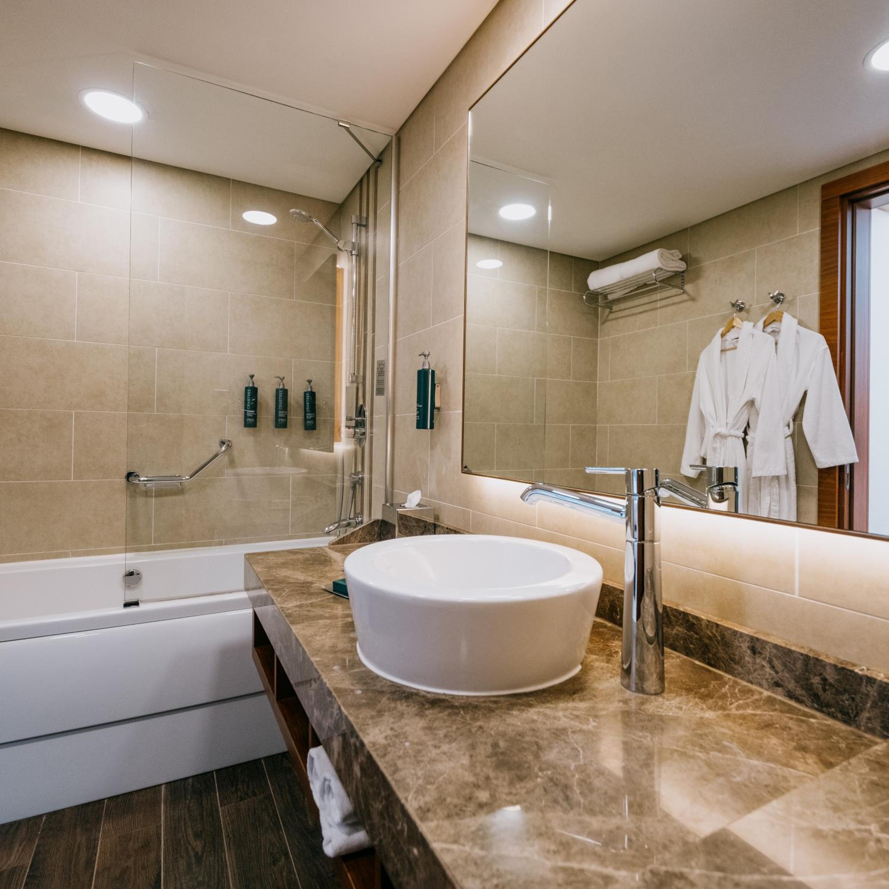 One-Bedroom King Suite with Sea View