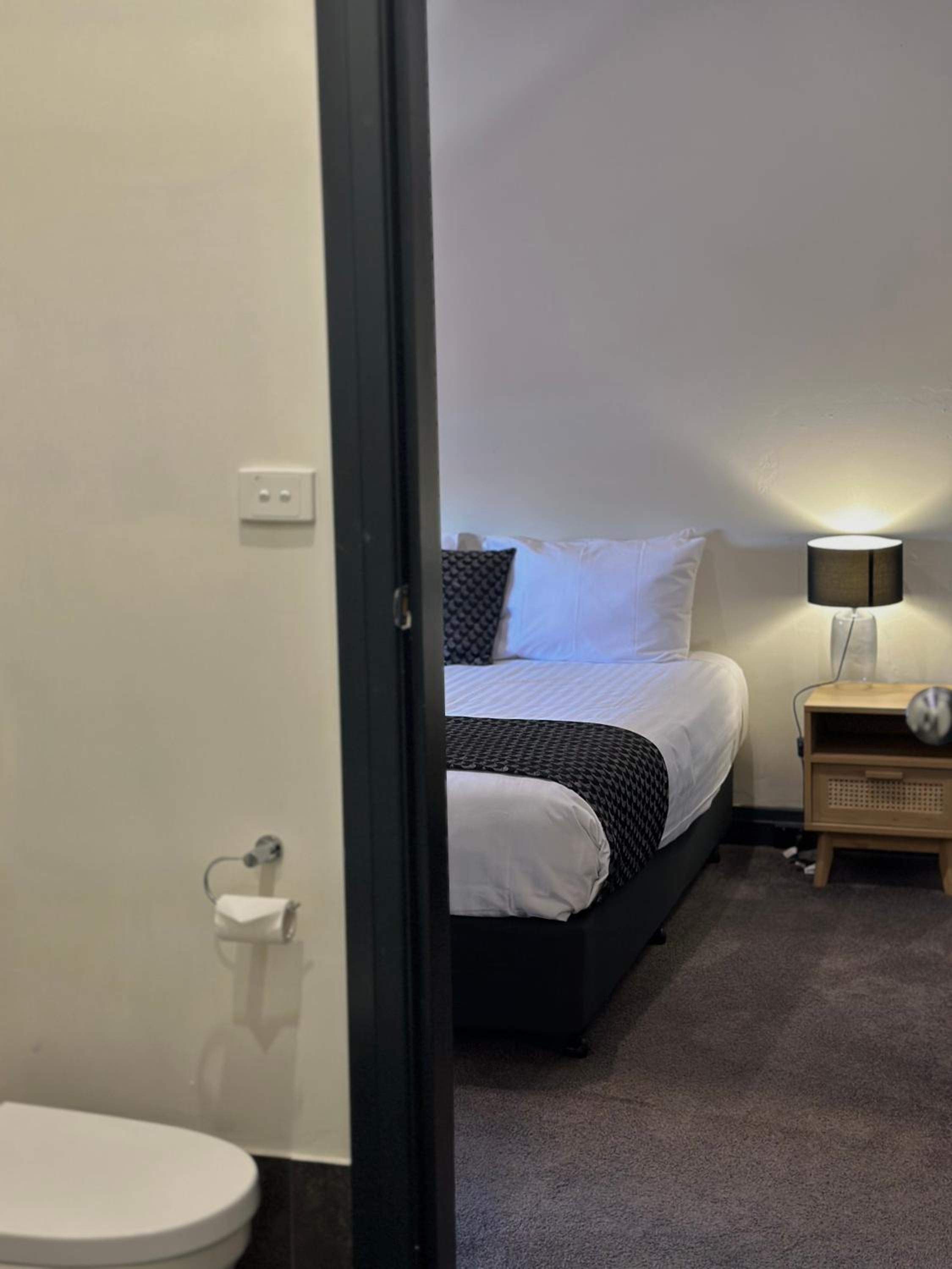 Deluxe Queen Suite photo 3