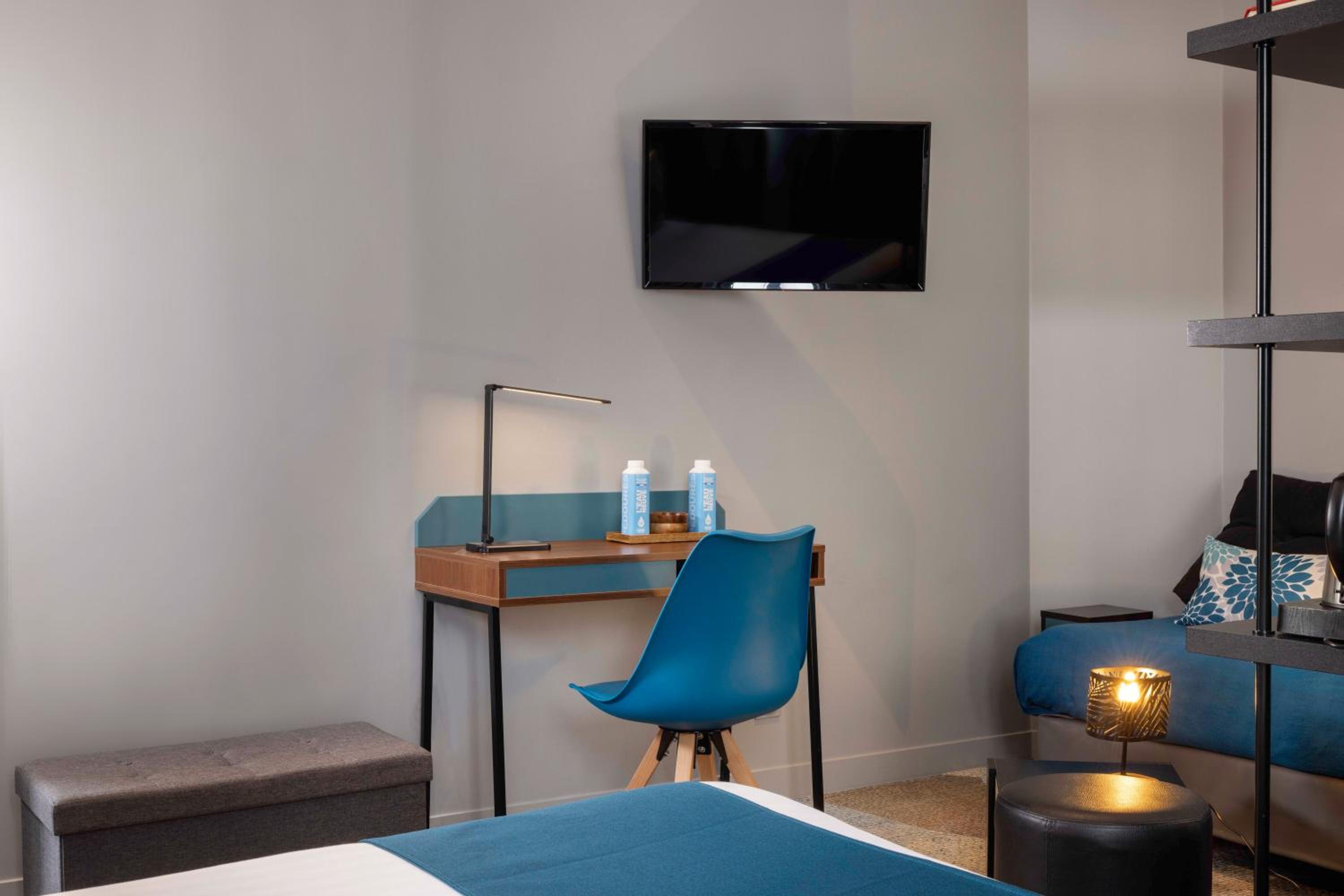 Superior King Room thumbnail 5