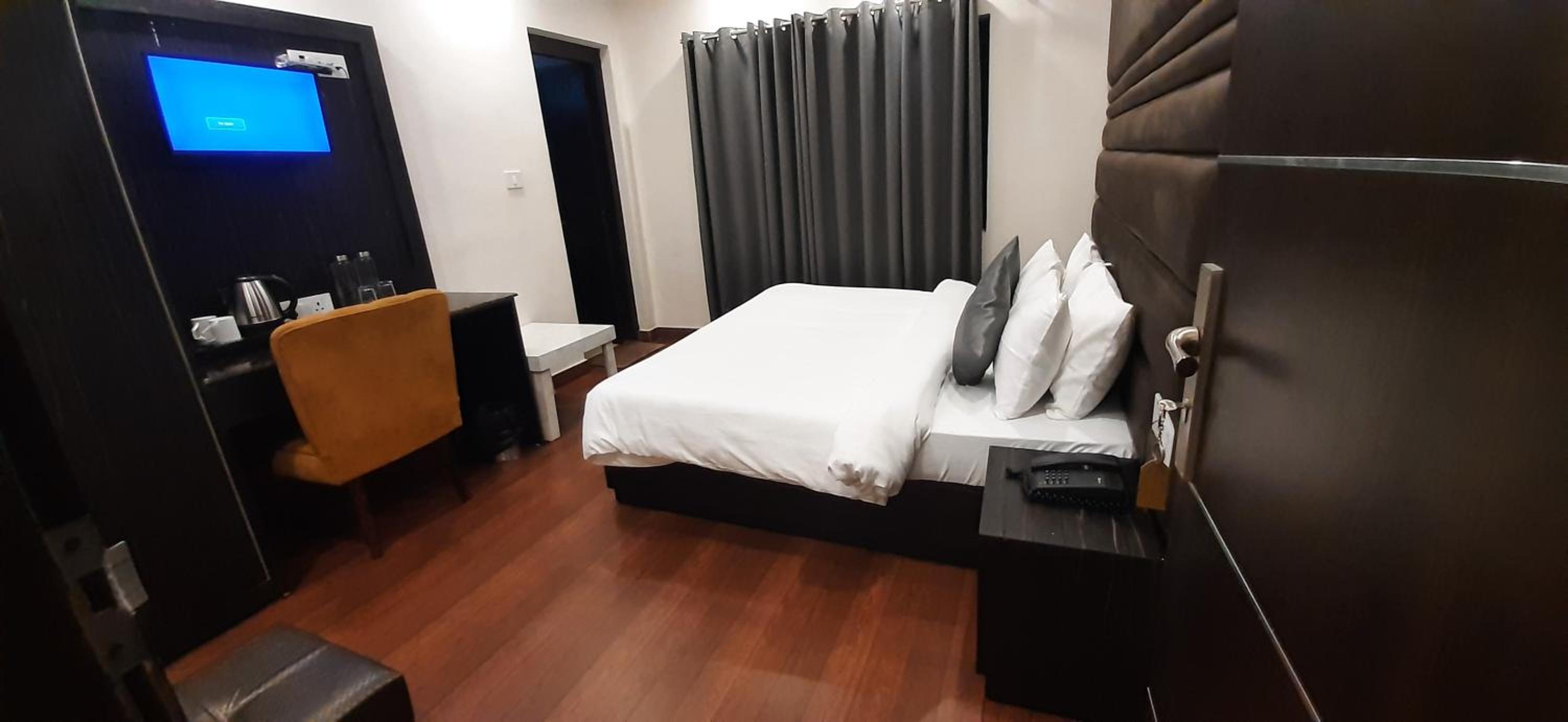 Deluxe Room - Photo 9