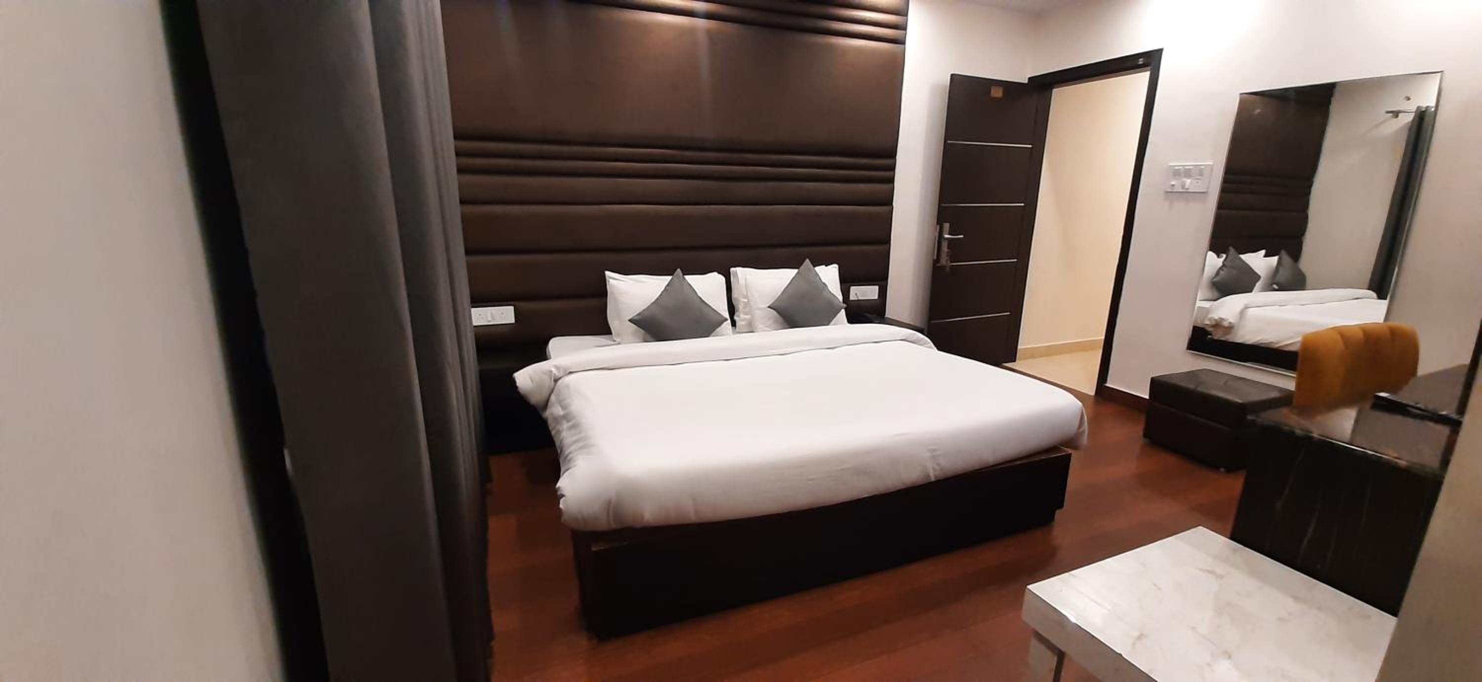 Deluxe Room - Photo 3