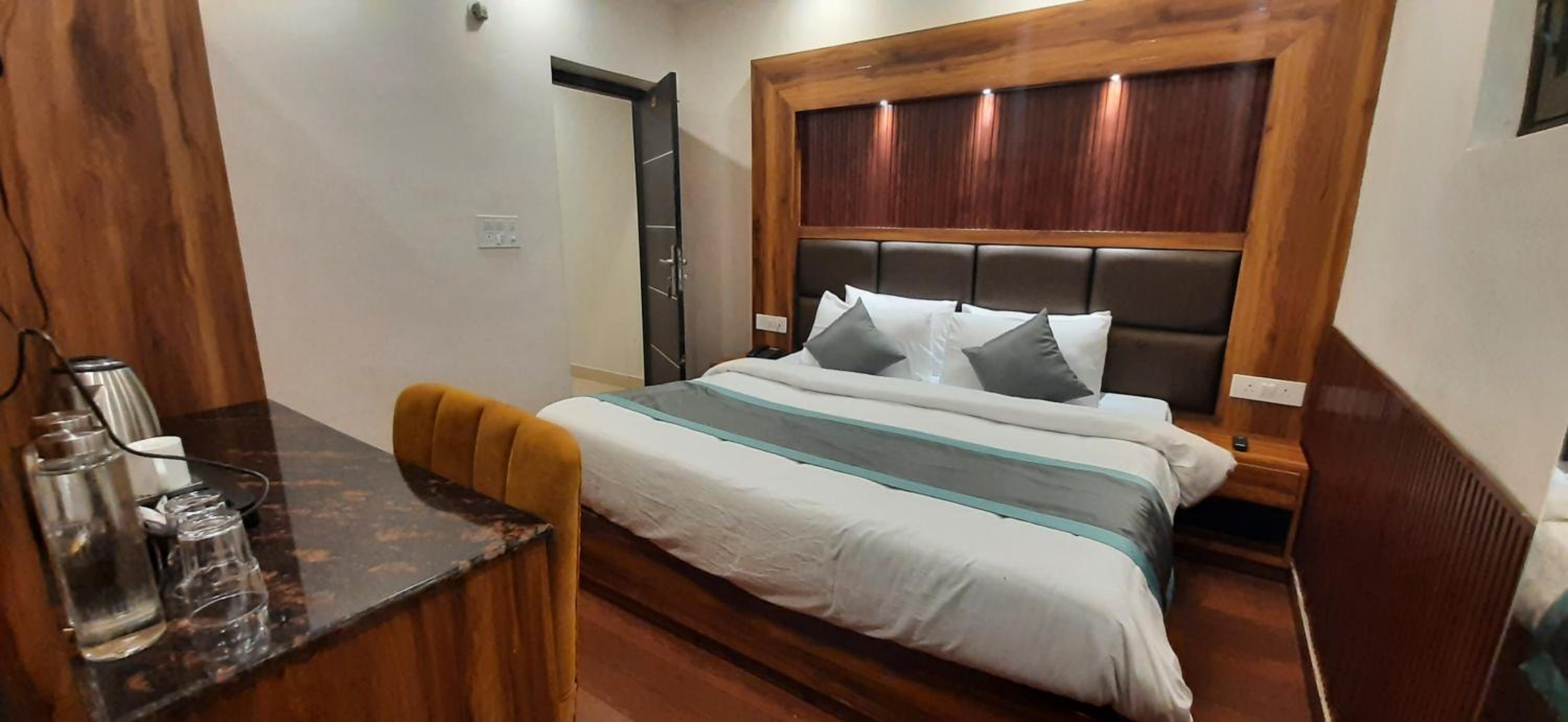 Deluxe Room - Photo 5