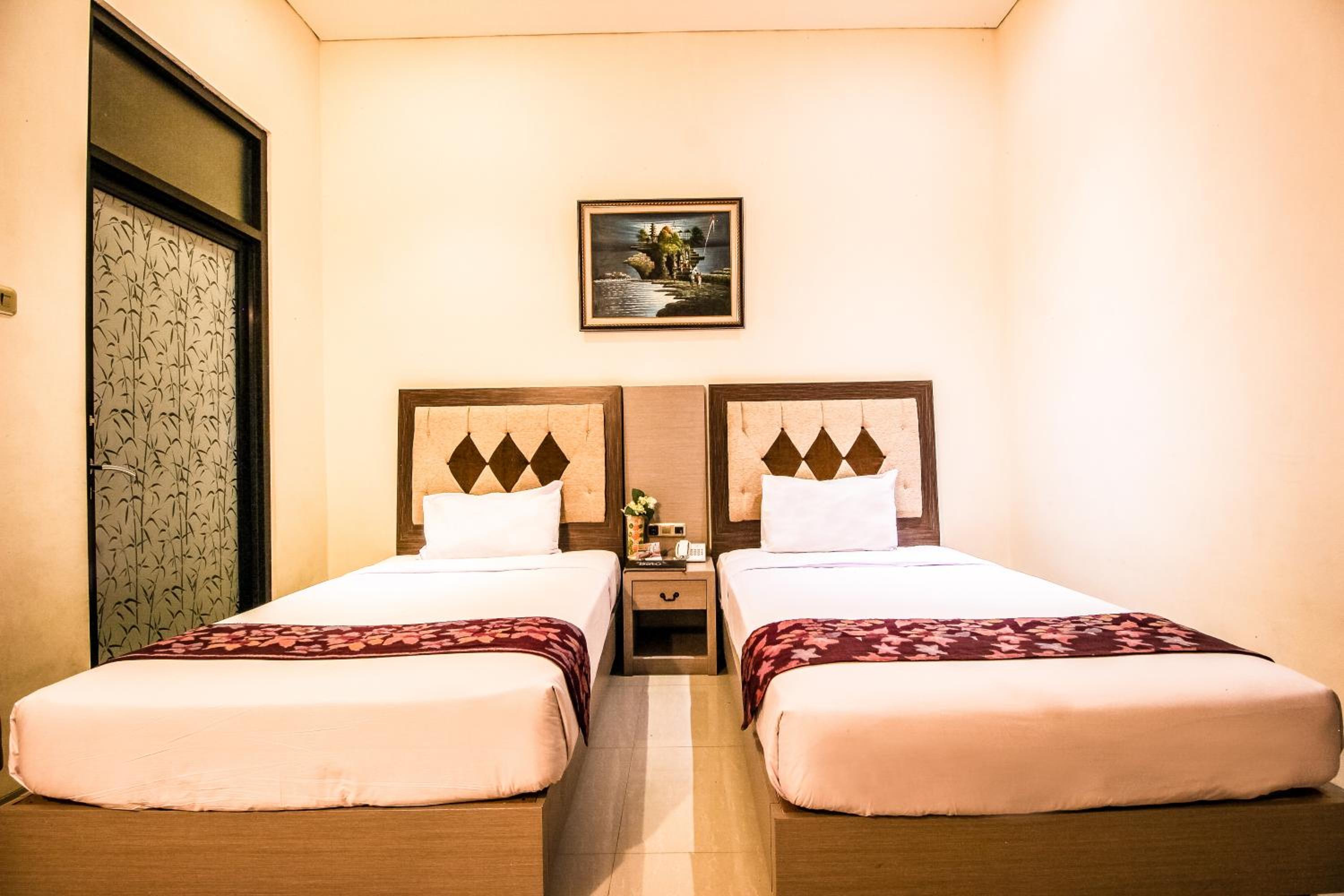 Deluxe Queen Room - Photo 9