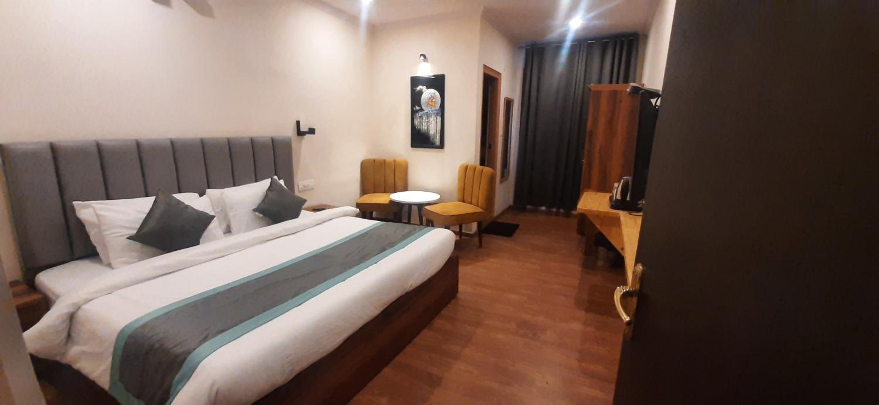 Superior King Room - Photo 11