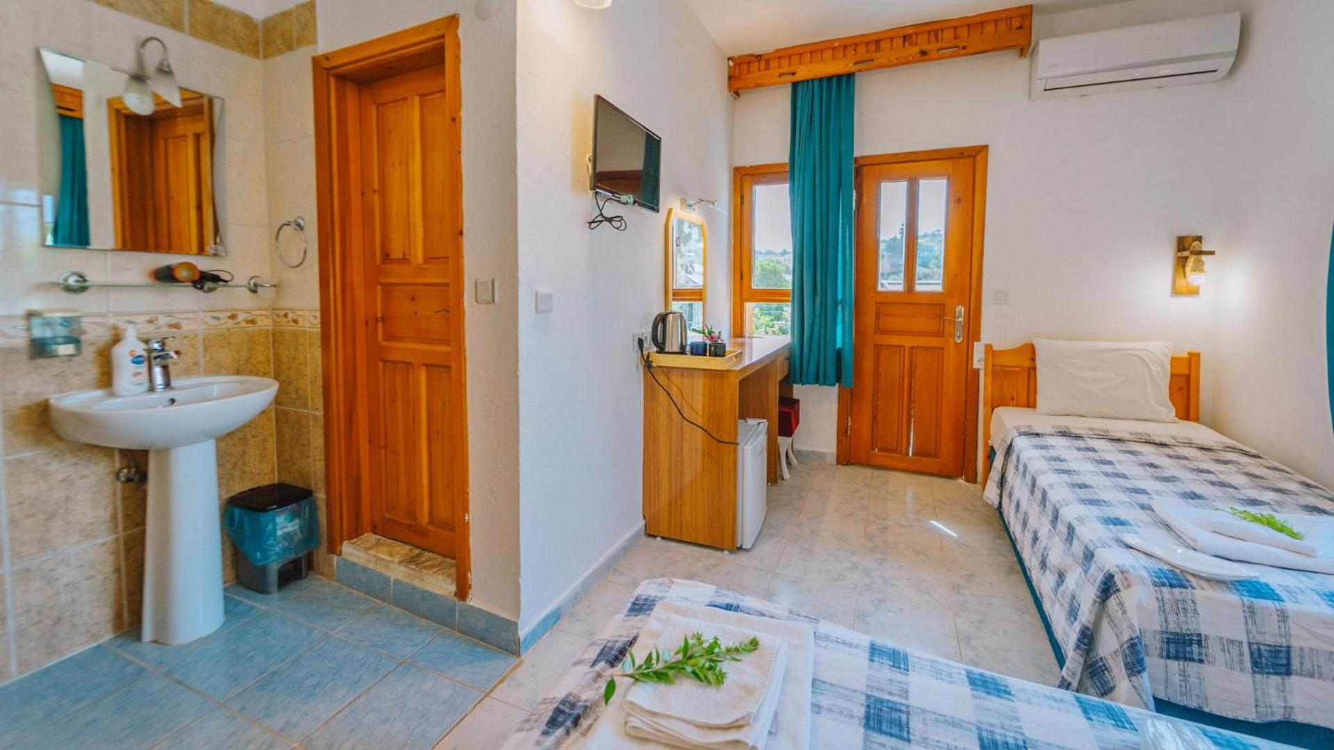 Economy Triple Room - Photo 1