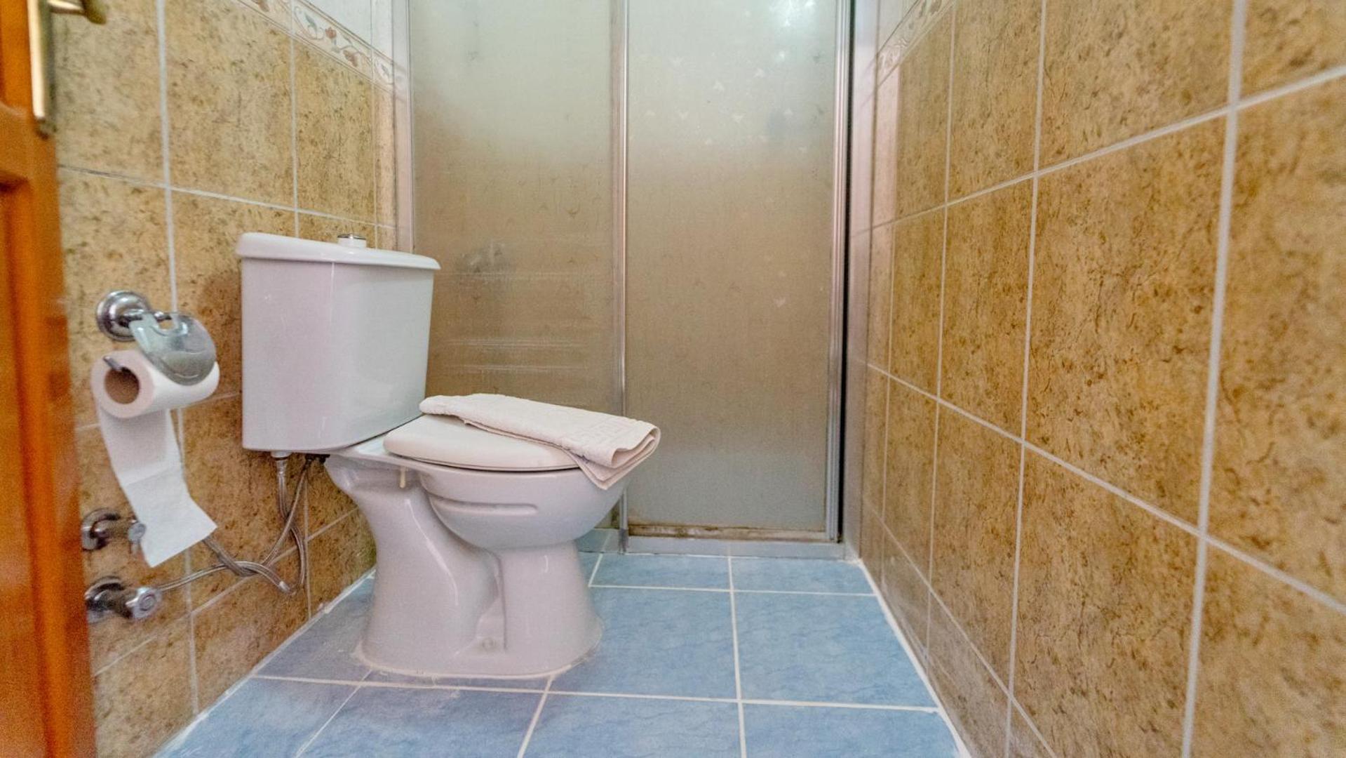 Economy Triple Room - Photo 7