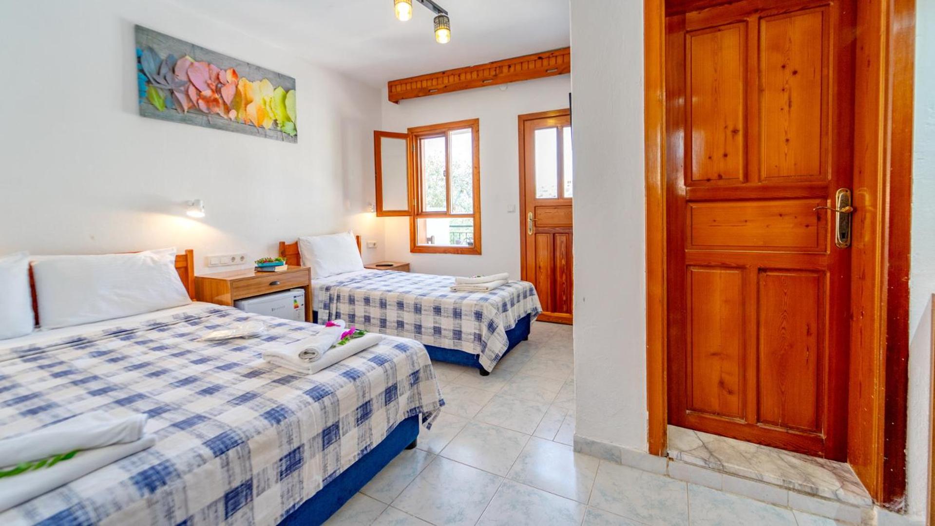 Budget Double Room - Photo 3