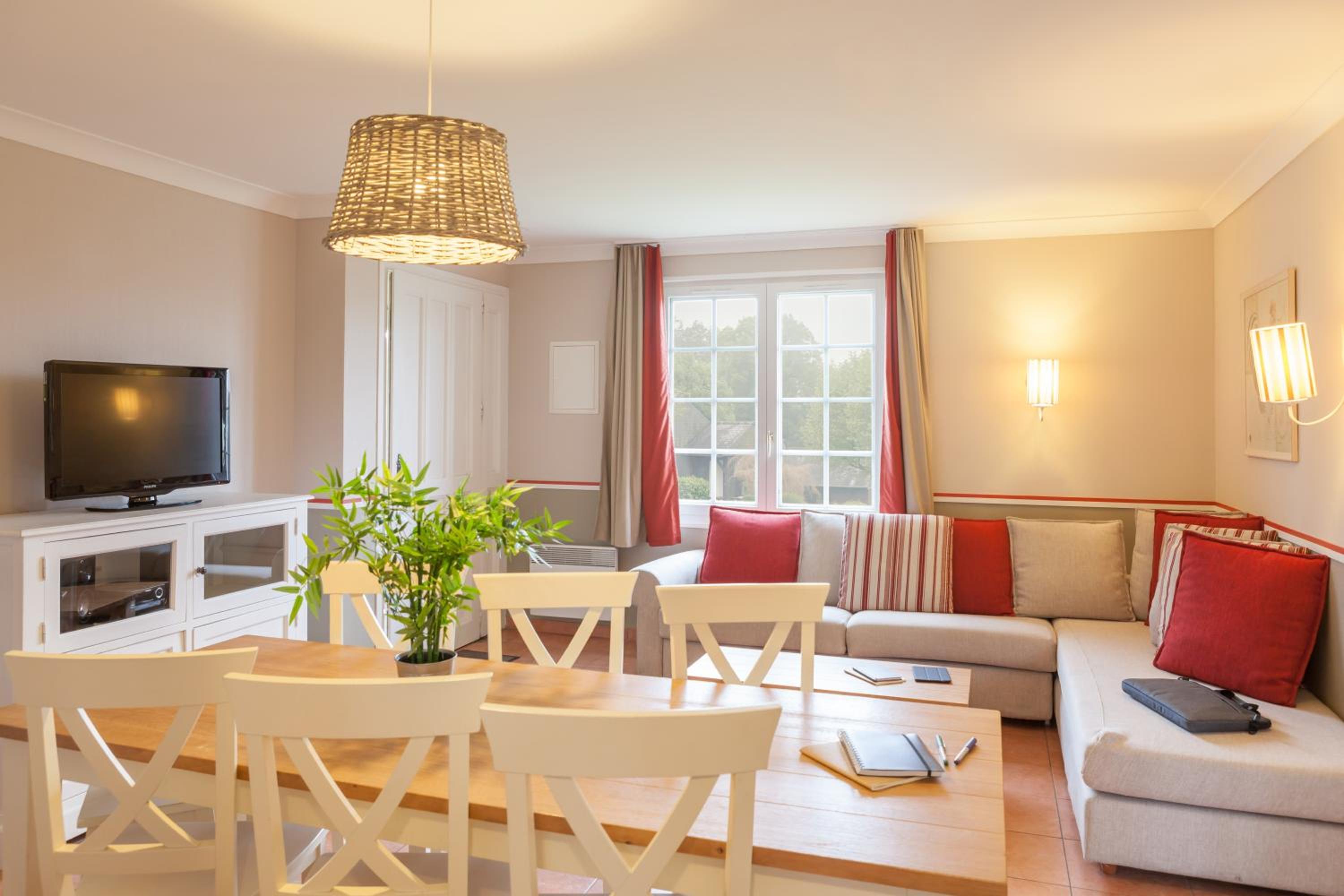 Three-Bedroom Single-Story House with Terrace (8 People)