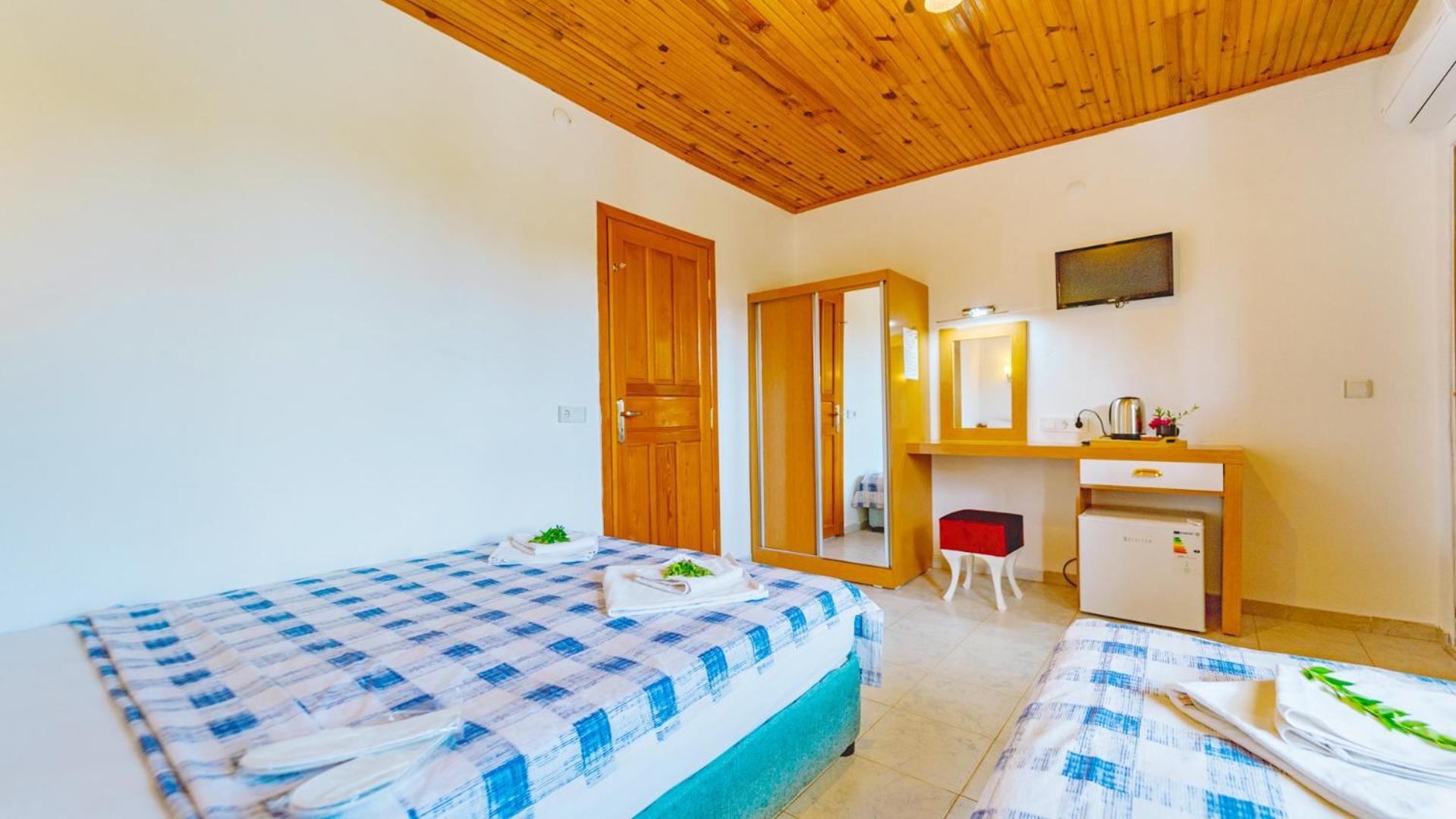 Economy Triple Room - Photo 9