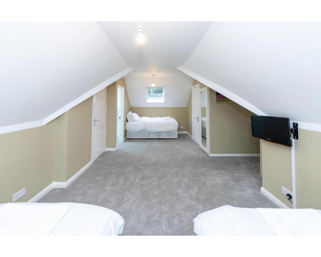 Twin Room with Private Bathroom