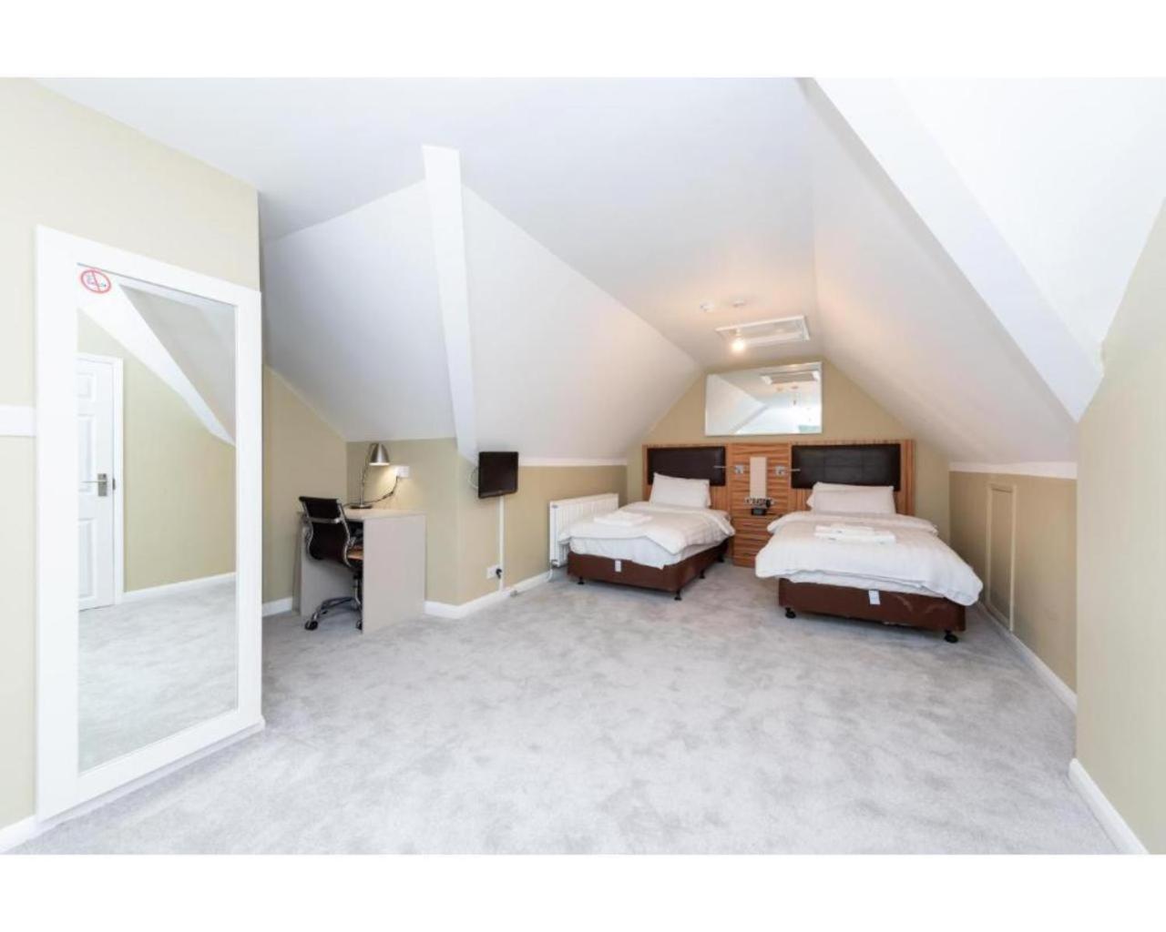 Twin Room with Private Bathroom photo 2