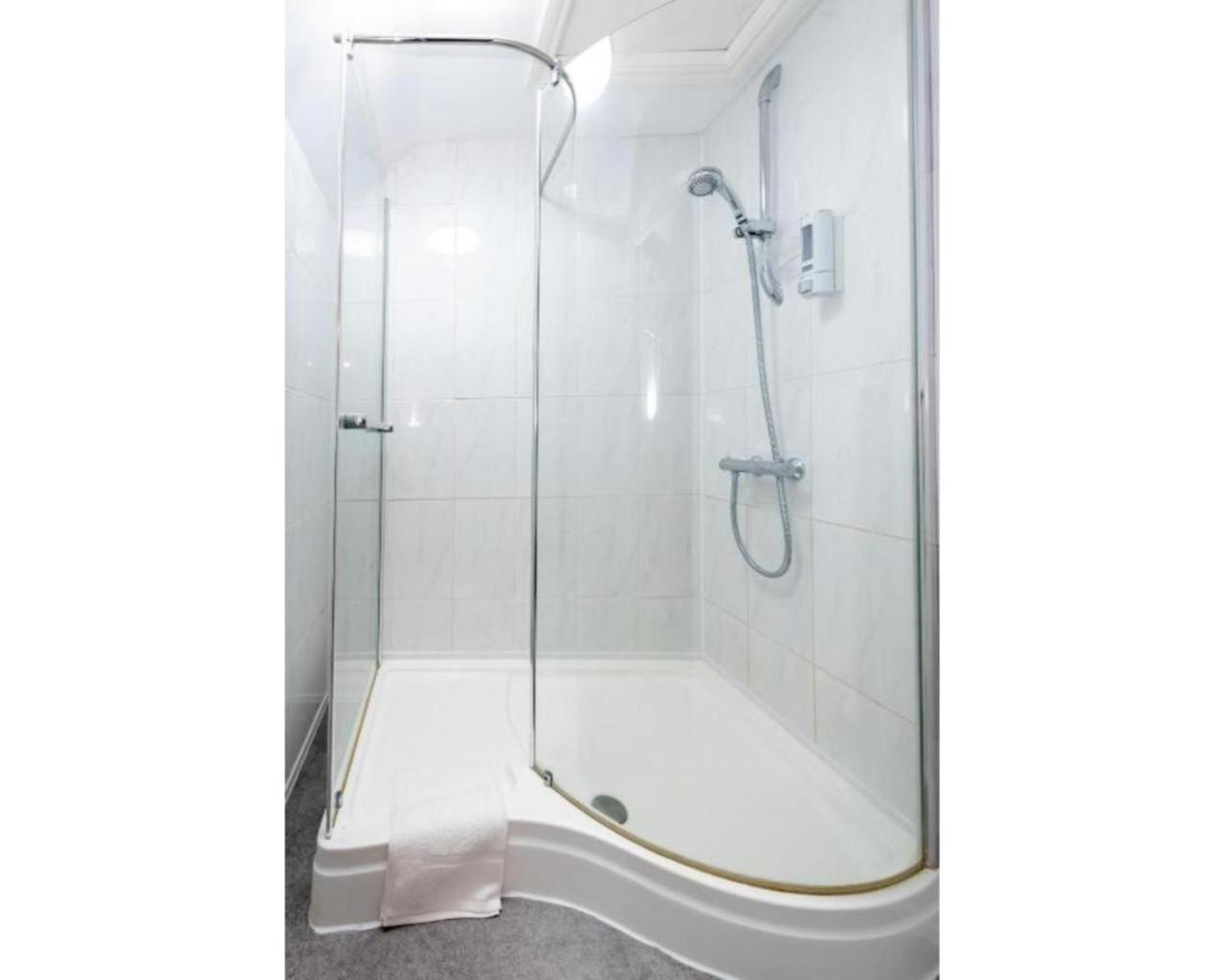 Twin Room with Private Bathroom photo 3